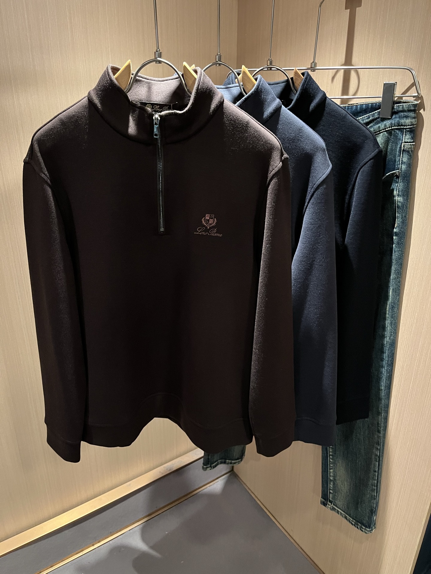 NO:655320,Loro Piana's latest trade order bottoming shirt for men in autumn and winter, all in good condition!  !  The chest is designed with logo embroidery!  Customized baby fleece fabric!  The upper body is comfortable and breathable, not stiff, and the overall body has a rich three-dimensional feel. It is a quality export order and is customized with exclusive baby velvet fabric tailoring to meet the simple needs of commuters. The upper body effect is very good, slimming, and not picky about the figure. The fabric workmanship... is impeccable. Only good craftsmanship and good fabrics can produce a good taste. It is a must-have item for everyone!  Size M-4XL,,loro piana,alexander wang19860909Loro Piana诺悠翩雅 秋冬男士最新的贸易订单打底衫,全品相！！胸前采用logo图案刺绣设计！定制婴儿绒面料！上身舒适透气,不僵硬,整体有着丰富的立体感,品质出口订单,定制专属婴儿绒面料剪裁,满足通勤人们对于着装的简约需求,上身效果很好,显瘦,不挑剔身材.面料做工....无可挑剔,好工艺好面料才能穿出好品味一款,人手必备单品！尺码M-4XL,,loro piana,alexander wang,Men's clothing