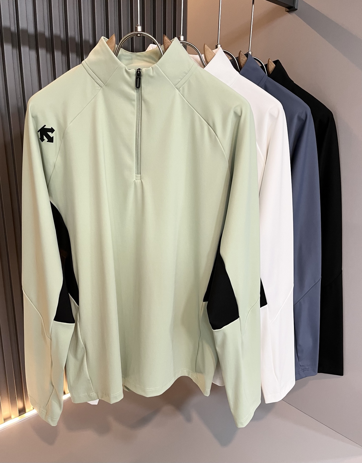 NO:655361,DESCENTE, a new base layer for autumn and winter, has been a professional sports brand since its glory in 1935. For more than 80 years, it has always adhered to the spirit of 'Design That Moves' to drive sports with design, integrating innovative technology with design aesthetics to create high-quality sports equipment in many professional fields such as skiing, golf, and triathlon!  The latest design elements of the brand!  It’s neither monotonous nor complicated, just the right amount to show off your taste!  Top-notch logo lamination design for customers!  Comfortable, sweat-absorbent and breathable are not a problem at all. The unique luxury feel of the fabric presents a simple and elegant temperament!  Full three-dimensional! Standard cutting design!  Every detail is in sync with high-end fashion. Size: M-3XL, alexander wang19860909迪桑特DESCENTE,秋冬新款打底衫,自1935年荣耀至今的专业运动品牌.80余年来,始终坚持“Design That Moves” 以设计驱动运动的精神,将创新科技与设计美学相融合,在滑雪、高尔夫、铁人三项等多个专业领域,打造高品质的运动装备！品牌最新设计元素！既不单调也不复杂,恰到好处的展现品味！客供顶级logo压胶设计！舒适吸汗透气根本不在话下,面料独具的高奢感呈现简约优雅气质！饱满立体!标准裁剪设计！每一处细节都是与高端时尚同步的体现.尺码:M-3XL,,alexander wang,Men's clothing