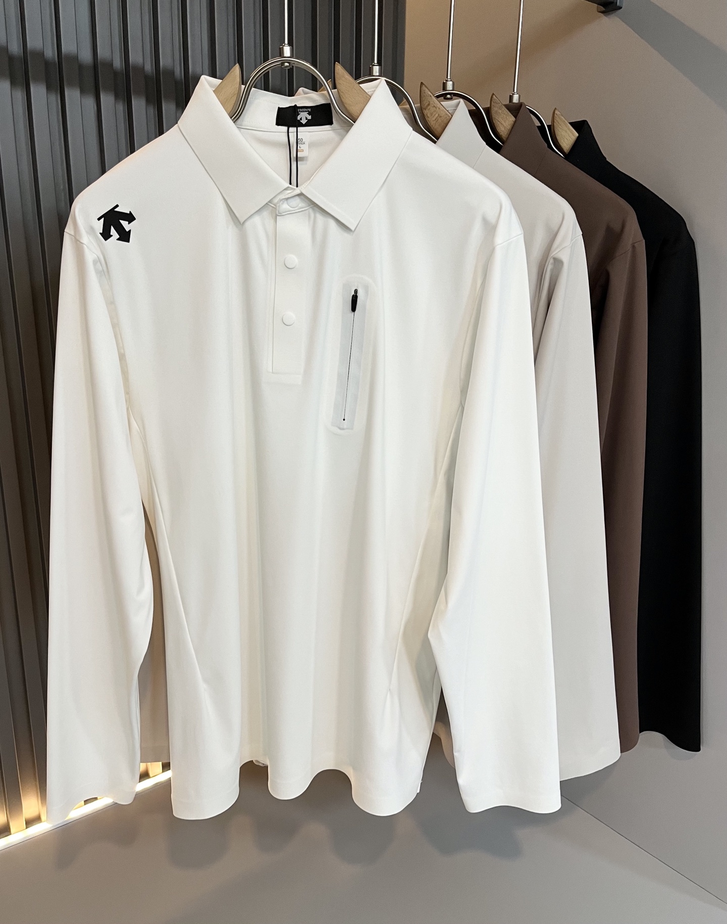 NO:655341,DESCENTE, a new base layer for autumn and winter, has been a professional sports brand since its glory in 1935. For more than 80 years, it has always adhered to the spirit of 'Design That Moves' to drive sports with design, integrating innovative technology with design aesthetics to create high-quality sports equipment in many professional fields such as skiing, golf, and triathlon!  The latest design elements of the brand!  It’s neither monotonous nor complicated, just the right amount to show off your taste!  Top-notch logo lamination design for customers!  Comfortable, sweat-absorbent and breathable are not a problem at all. The unique luxury feel of the fabric presents a simple and elegant temperament!  Full three-dimensional! Standard cutting design!  Every detail is in sync with high-end fashion. Size: M-3XL, alexander wang19860909迪桑特DESCENTE,秋冬新款打底衫,自1935年荣耀至今的专业运动品牌.80余年来,始终坚持“Design That Moves” 以设计驱动运动的精神,将创新科技与设计美学相融合,在滑雪、高尔夫、铁人三项等多个专业领域,打造高品质的运动装备！品牌最新设计元素！既不单调也不复杂,恰到好处的展现品味！客供顶级logo压胶设计！舒适吸汗透气根本不在话下,面料独具的高奢感呈现简约优雅气质！饱满立体!标准裁剪设计！每一处细节都是与高端时尚同步的体现.尺码:M-3XL,,alexander wang,Men's clothing