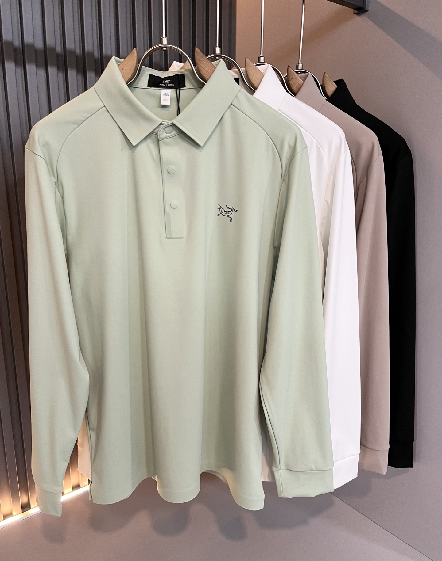 NO:655321,ARCTER *  In addition to its considerable attainments in style design, the most obvious or most proficient thing is that it has deeper and unique insights and attainments in fabrics. Through continuous structural research and problem solving, it is characterized by unique research on fabrics. These alone are enough to support it to become one of the leading new logo brand images in the clothing manufacturing industry. This model is made of elastic spandex!  Made of finely crafted elastic spandex fabric, it feels smooth and soft, and has both natural beauty and comfort. The large body shape is simple and clean, and the fabric shows a different hazy structural beauty. It is exclusively customized through mold opening, and the fabric tests the skills of the workers, making it smooth and compliant without wrinkles!  Chest logo print design!  It really tests the handicrafts of each master!  It makes the whole thing clean and tidy, without leaving a trace of thread. Nowadays, men who are pursuing life are also more refined in their lives!  Size M-3XL,arc'teryx,alexander wang19860909ARCTER*X始*祖鸟 秋冬新款男士长袖Polo,户外品牌可能大家第一想到的就是加拿大鹅、始祖鸟.给人一种标签试的感觉！除了在款式设计上颇有造诣之外,最明显或者说最为拿手的,应该就是在面料上的拥有更深独特见解跟造诣了.通过不断地结构研究和问题处理,在以面料独特研究为特征,仅凭这些就已经足以支撑其成为服装制造行业中,首屈可数的新标志品牌形象.此款采用弹力氨纶材质！通过精工弹力氨纶面料,手感细滑柔软,同时兼具自然美感跟舒适度.大身上版型裁剪简洁干净,面料上显现出了不一样朦胧的结构性美感来.独家开模定制而成,面料及其考验工人的技术,能做到平整服帖又不起皱！胸前logo图案印花设计！真的是很考验每位师傅的手工制作！使得整体干净利索,不留一丝线头.现在对于生活有所追求的男性也在生活中更为精致！尺码M-3XL,arc'teryx,alexander wang,Men's clothing