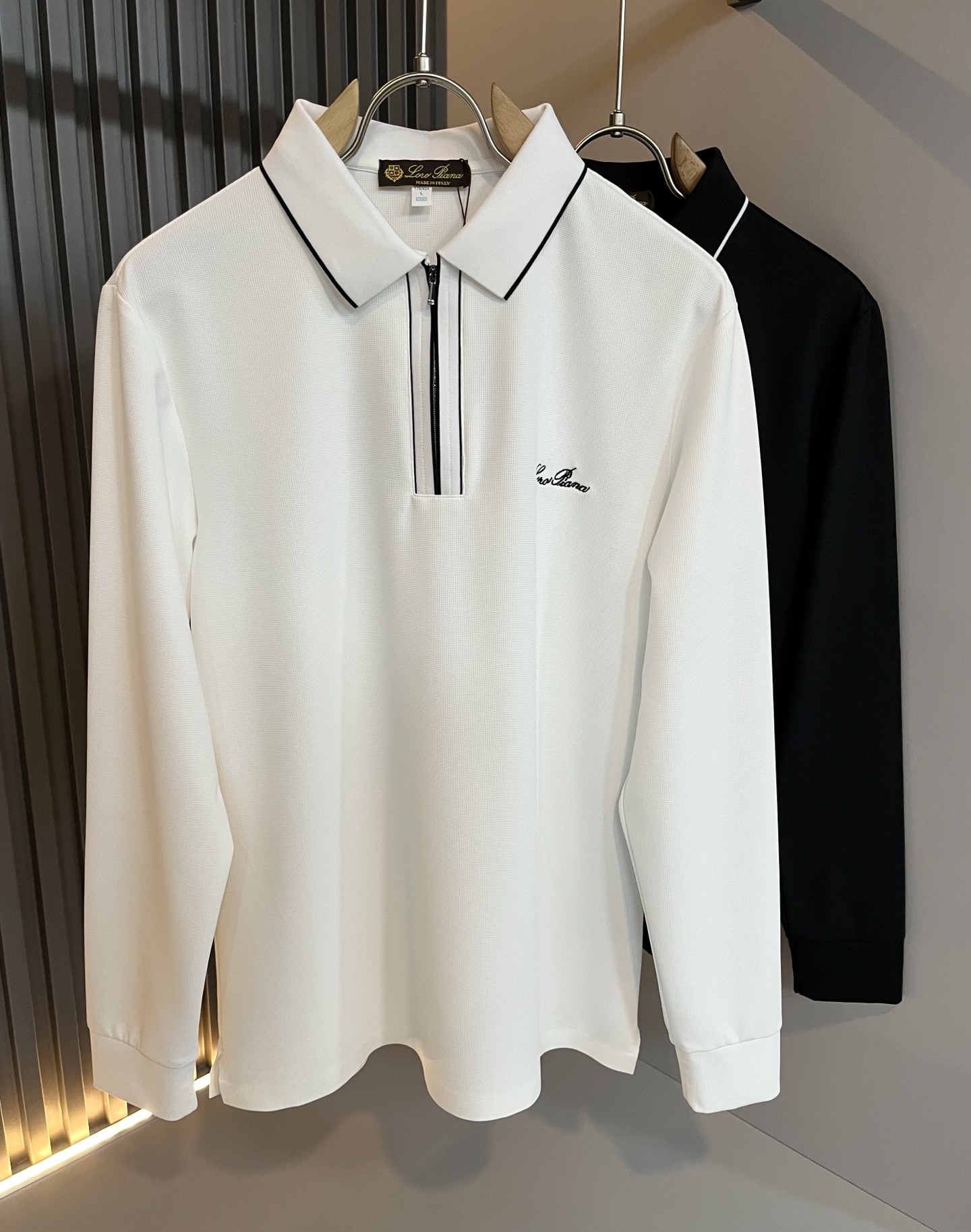 NO:655371,Loro Piana autumn and winter men's lapel long-sleeved Polo shirt, latest trade order, full condition!  !  Internet celebrity model!  The upper body is comfortable and breathable, not stiff, and the overall body has a rich three-dimensional sense. Quality export order, logo embroidery design on the chest!  Customized and exclusive elastic spandex fabric tailoring to meet the simple needs of commuters. The upper body effect is very good, slimming, and not picky about the figure. The fabric workmanship... is impeccable. Only good workmanship and good fabrics can make you wear a good taste. It is a must-have item for everyone!  Size M-3XL,,loro piana,alexander wang19860909Loro Piana诺悠翩雅 秋冬男士翻领长袖Polo衫,最新的贸易订单,全品相！！网红款！上身舒适透气,不僵硬,整体有着丰富的立体感,品质出口订单,胸前logo图案刺绣设计！定制专属弹力氨纶面料剪裁,满足通勤人们对于着装的简约需求,上身效果很好,显瘦,不挑剔身材.面料做工....无可挑剔,好工艺好面料才能穿出好品味一款,人手必备单品！尺码M-3XL,,loro piana,alexander wang,Men's clothing