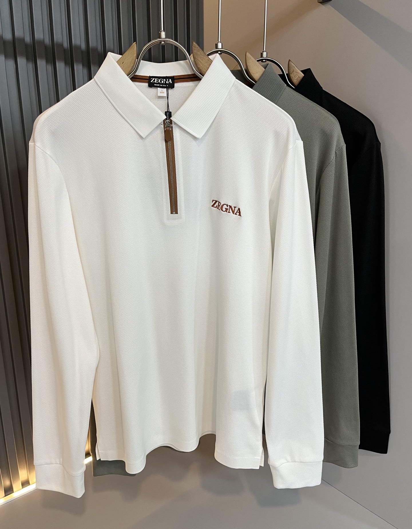 NO:655331,Ermenegildo Zeg*a new autumn and winter men's casual long-sleeved Polo shirt, order from foreign trade company!  It is one of Zegna’s classic proprietary fabrics!  Logo embroidery design on the chest!  Customized original stretch spandex fabric!  It feels soft and delicate, but the shape is straight and stylish!  The details are extremely luxurious... perfect interpretation of high-quality appearance. Sizes M-3XL,,zegna,alexander wang19860909Ermenegildo Zeg*a杰*亚 秋冬新品男士休闲长袖Polo衫,外贸公司订单！是杰尼亚经典的专有织物之一！ 胸前logo图案刺绣设计！定制原版弹力氨纶面料！触感又柔软细腻、但型态又笔挺有型！ 细节奢华极致… 完美演绎高品质品相.尺码M-3XL,,zegna,alexander wang,Men's clothing