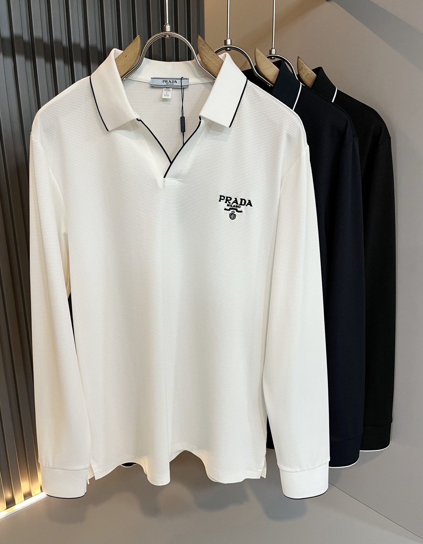 NO:655351,Prad*P*DA's new autumn and winter Polo shirts with classic elements, classic and generous styles, can be worn for ten years and are still popular. You must collect a few pieces. It is a rare and exquisite style, you must collect it!  A piece of good taste!  It is so important that no matter what season it is, it is made of 100% imported top-quality elastic spandex fabric!  Fine weave!  solid!  Recognized as one of the best cottons in the world!  The feel and texture are perfect! Logo embroidery design on the chest!  Perfectly enriching everyone’s visual sense!  Make you feel clean and neat!  Fashionable and good-looking!  !  Wearing this short-sleeved shirt from Prada, you will know what the world is worth!  PRADA has always been the quality life pursued by European aristocrats and upper-class people. This simple casual and versatile T-shirt is a personal luxury item with fashionable colors. Luxurious materials and rigorous craftsmanship are the main tools for PRADA fans. The flat and stylish round neck, the version is warm and comfortable, easy to wear and match, with its own accent and handsomeness, it is truly a one-piece that conquers the world!  The brand's design details are very exquisite, and the upper body is light and stylish. You must buy the latest T-shirts every season. In the face of this kind of consumables, it directly saves you the trouble of dressing when going out. There are many letter T-shirts on the market, but this one is rare. The streamlined tailoring and light casual literary temperament give you a perfect look in spring. Anyone who pursues fashion may wish to try it!  Size M-3XL,,prada,prada,T-shirt,tees,t-shirt,alexander wang19860909Prad*普*达 秋冬季新款经典元素Polo衫,经典大方的款式,可以穿十年都还是流行的那种,你一定要收藏几件,难得精致极致的款,你一定要收！好品味的一件！重要到哪个季节都绕不开它百分百进口顶级弹力氨纶面料！织法精细！结实！世界公认最好的棉之一！手感质感都极完美! 胸口logo刺绣设计！完美的丰富大家的视觉感！让你感觉干净利落！时尚又好看！！穿上普拉达的这款短袖,才知道什么是人间太值得！PRADA一直都是欧洲贵族和上流社会雅士追求的品质生活这款简易休闲百搭T恤更是穿出个人奢侈的单品色彩时尚 奢侈的材质和严谨的工艺是PRADA圈粉的主要利器平整有型的圆领,版型温暖舒适好穿又好搭,自带腔调和帅气,真正的一款打天下！品牌的设计细节十分考究,上身轻便有型,每季都要入手最新的T恤,面对这种消耗品,直接省了你出门穿搭的烦恼,市面上的字母T恤有很多,但这款还很难得一见了,信手拈来的流线剪裁,淡淡的休闲文艺气质,给足春日的排面,每个对时髦度有追求的你,都不妨上身一试！尺码M-3XL,,prada,prada,T-shirt,tees，t-shirt,alexander wang,Men's clothing