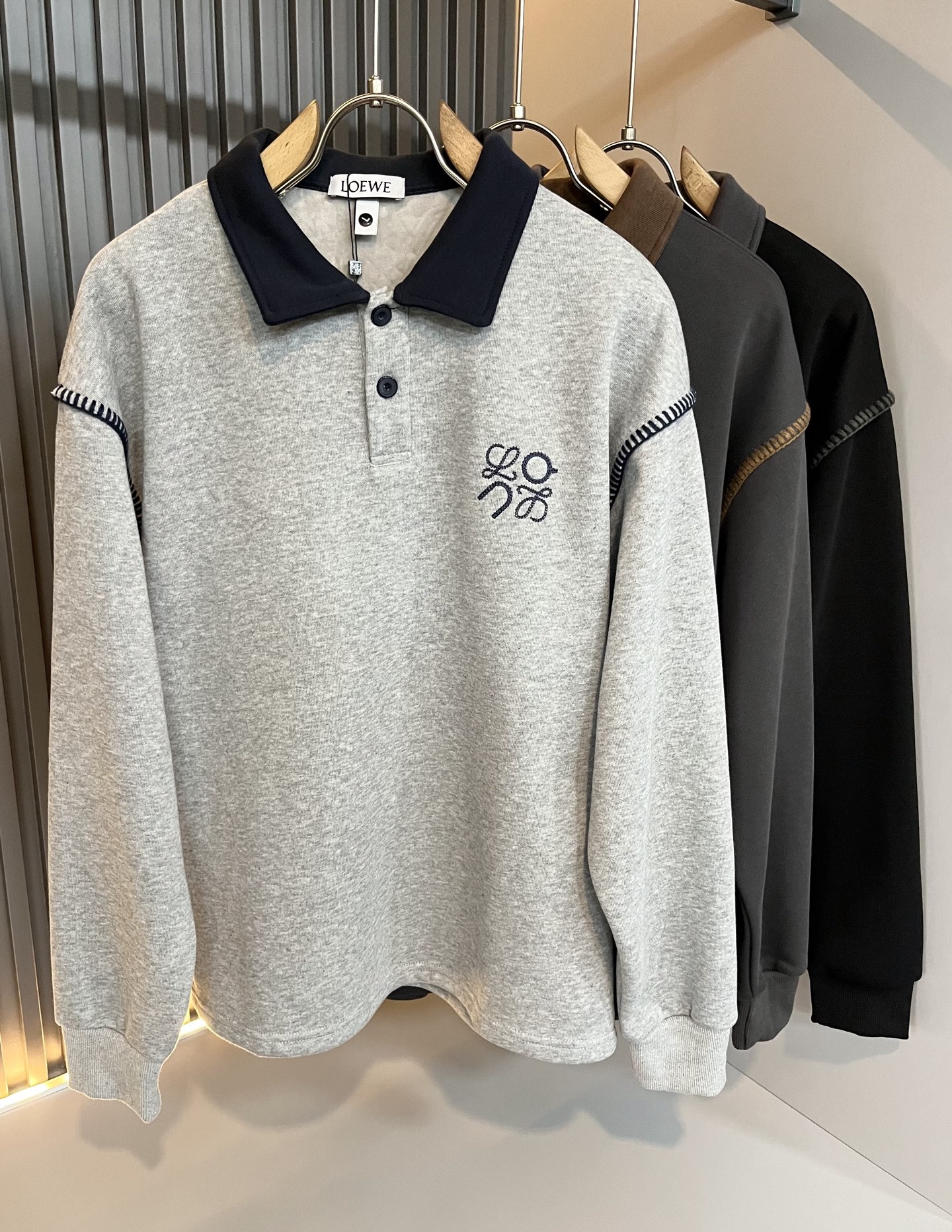 NO:661756,LOE*WE Luo Wei plus velvet style!  2025 autumn and winter long-sleeved sweatshirts for men and women, original Italian order channel, highly personalized high-end fashion, logo embroidery design!  Customized original air cotton sweatshirt for couples!  !  The latest popular fashion product has arrived. It is a simple and high-end fashion item. It is a fashion product with very high-end charm and is a must-have item for fashion trends!  Italian original factory channel, special supply level order, released simultaneously by Hong Kong, Macao and Taiwan buyer stores. This model is also the latest popular product of Loewe family this year, and it is also the most classic product. Its specifications and quality are beyond doubt!  !  The selection is extremely diverse. It goes without saying that this style has that fresh and natural feeling, which highlights the brand's charm and high-end sense. The texture of this style is very good, and the weight and color that can be felt by hand are even better on the skin. It is a full wearing enjoyment!  !  Size: M-4XL,,loewe,loewe,hoodie,sweatshirts, 19860909LOE*WE罗*威 加绒款！2025秋冬男女同款长袖卫衣,意大利原厂订单渠道,极具个性高级潮风,标志logo刺绣设计！情侣款定制原版空气棉卫衣！！最新时尚潮流人气产物驾到,又是一款简约高级的时尚单品,穿搭魅力十分高级不俗的时尚产物 ,时尚潮流必备单品！意大利原厂渠道,特供级别订单,同步港澳台买手店发布,此款也是罗意威家今年的最新人气产物,也是最经典的产物,其规格跟档次更是毋庸置疑！！ 选择极具多样化,言而喻此款自然具备那种清新自然的感觉,彰显品牌魅力与高级感,此款的质感十分的到位,用手可以感知的重磅跟出彩亲肤程度更是上佳,十足的穿着享受！！尺码:M-4XL,,loewe,loewe,hoodie,sweatshirts, ,Men's clothing