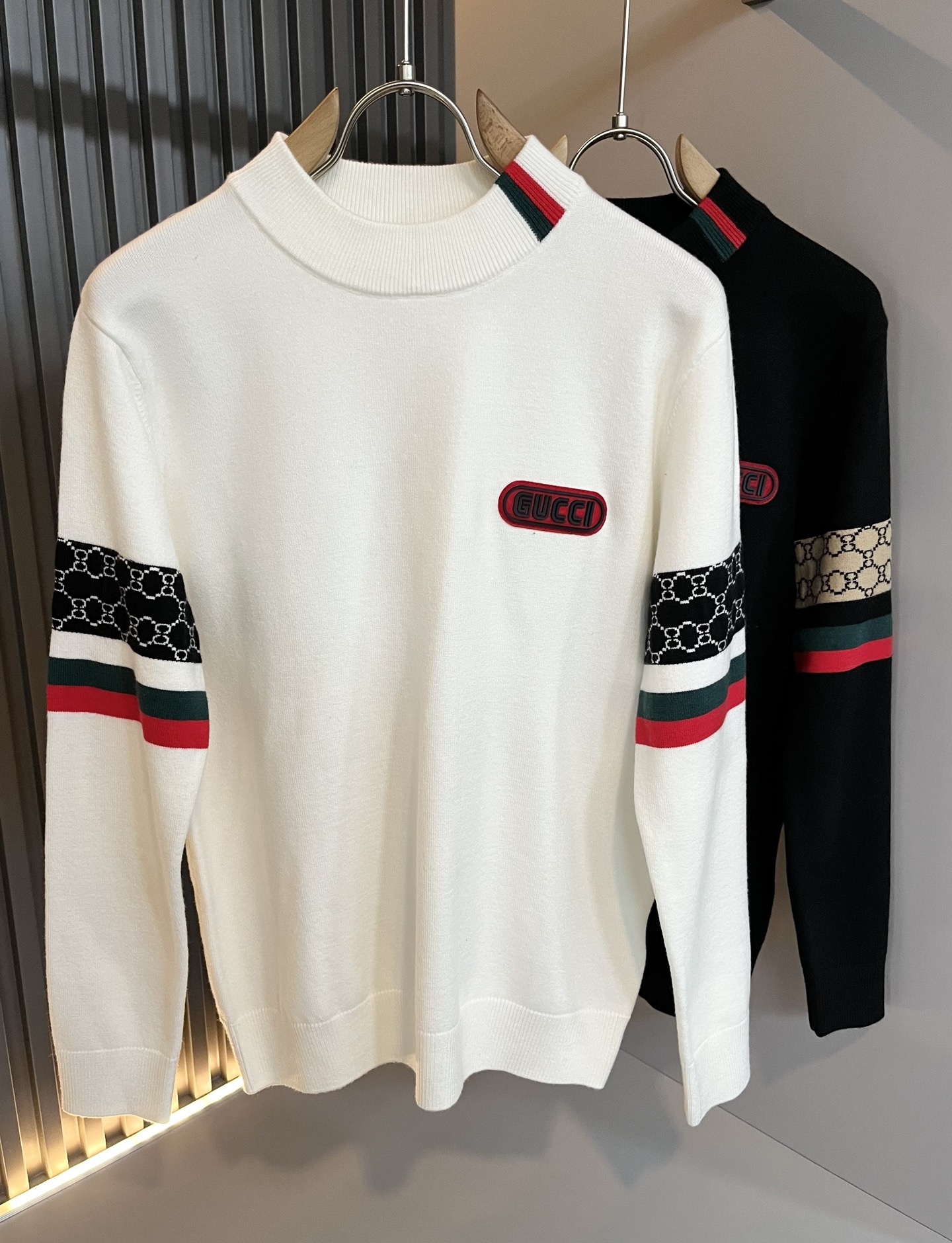 NO:655355,GUC*I Gujia's new fall and winter styles for men and women, high weight knitted woolen sweaters, panoramic crocheted GG logo pattern design!  Trading company channels are rare and available on the official website simultaneously!  G's autumn and winter series of couple sweaters are online, with classic color crochet designs!  This sweater is made of imported knitted wool!  The fabric feels thick and has a certain sense of weight. It has a soft and dense terry texture. It is breathable and skin-friendly and comfortable to wear. The color is beautiful, eye-catching and fashionable. The unique pattern will definitely make you stand out in the crowd!  Casual cut design!  The upper body effect is age-reducing and versatile, making it easy to wear in daily casual wear, and can be easily worn by both men and women!  Size M-3XL,,gucci,gucci,gucci,sweaters,alexander wang19860909GUC*I 古家 秋冬新款男女同款 高克重针织羊毛衫,全景钩织GG标识logo图案设计！贸易公司渠道稀出,同步官网发售！G家秋冬系列情侣毛衣上线,设计经典配色钩织设计！此款毛衣甄选客供进口针织羊毛材质！面料手感偏厚实,有一定的自重感,柔软绵密的毛圈肌理,贴身穿着透气亲肤舒适,色彩靓丽、吸睛时髦度爆棚,与众不同的图案绝对可以让你在人群中出彩万分！休闲版型裁剪设计！上身效果减龄又百搭,轻松Get起日常休闲穿搭,男女皆可轻松驾驭！尺码M-3XL,,gucci,gucci,gucci,sweaters,alexander wang,Men's clothing