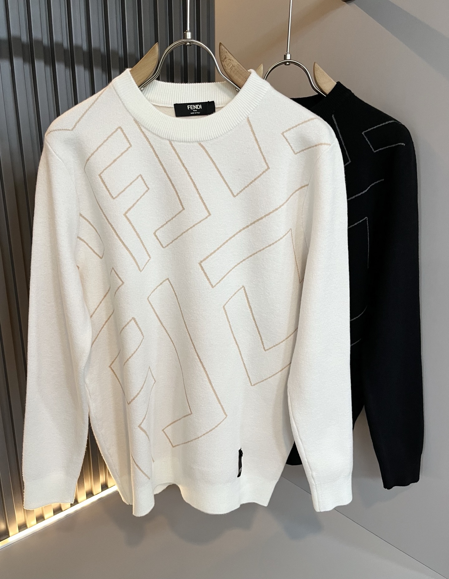 NO:655366,FEN*I Fen*di's new fall and winter FD family knitted sweater for men and women, which is versatile for both men and women. Original order from Italy, a popular item of the FD family, a representative and full-scale boutique, a boutique worth buying for all FD fans!  Pure Italian channel orders, the FD family's high-end and popular products, very popular items at the moment, high-end goods worth keeping for yourself and giving away!  The most classic BUGS series style items of the FD family are trendy and beautiful, full of trendy atmosphere, extremely high-grade and standard, and adopt the very classic FF logo crochet design!  It gives people a very strong visual impact, has a high degree of recognition, and is a top-notch exclusive wool fabric!  Made of soft, delicate and comfortable touch, the appearance is quite high-end and classy!  It perfectly interprets the charm of the brand and leaves a deep impression on people. It is more fashionable and charming, the upper body is generous and fashionable, and there is no pressure to wear it!  Wear it alone or paired with it, it’s a beautiful sight that can’t be ignored!  Size M-3XL,,fendi,dior,alexander wang19860909FEN*I 芬*迪 秋冬新款FD家族男女同款针织羊毛衫,男女同款百搭.意大利原厂订单,FD家族人气单品,代表性十足,规格感十足的精品,所有FD粉丝都值得抢购的精品！纯正意代渠道订单,FD家族的高奢人气爆款产物,当下十分火爆的单品,值得自留和送人的高端货！FD家族最为经典的BUGS系列款式单品,新潮又好看,潮流气息感十足,档次规格感极高,并且采用十分经典的FF标志logo钩织设计！给人的视觉冲击感相当强烈,有着极高的辨识度,顶级专属羊毛面料！打造,触感柔软细腻舒适,品相相当高级有档次！完美诠释品牌魅力,给人留下深刻印象.更具时尚与韵味,上身大方时尚,对于穿搭更是毫无压力！单穿内搭都极有味道,不可忽视的靓丽风景线！ 尺码M-3XL,,fendi,dior,alexander wang,Men's clothing