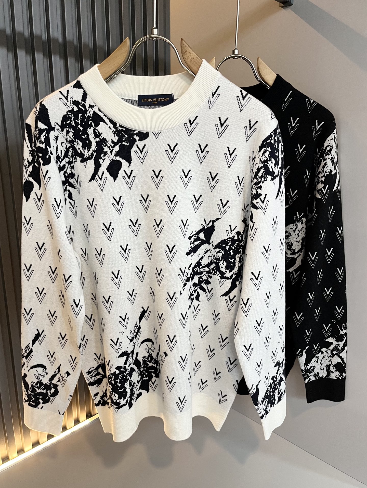 NO:655376,Louis Vuit*on autumn and winter Louis family light luxury knitted wool sweater!  Same decoration for men and women!  The new high-end of the Louis family, the details and quality are always so perfect, and the creative designs are endless. You are not a fashionista if you don’t buy a few pieces of Louis this autumn and winter. The logo pattern on the chest is crocheted!  It is something that everyone loves. Made of top-quality wool blend, it is super soft and tough, and has excellent breathability. It comes from world-class trading OEM channels, and the quantity is extremely rare and sold out. It is a presbyopic item that is released every year by 'Donkey Brand'.  The body logo presents an unusual texture, clean and neat. This is the Louis family's unique skill and the latest craftsmanship of this season. The level of detail has reached the top, and the slim and three-dimensional tailoring is a unique design. It is a fusion of luxury and fashion!  Size M-3XL,,louis vuitton,louis vuitton,louis vuitton,alexander wang19860909Louis Vuit*on 秋冬路易家族轻奢针织羊毛衫！男女同款装饰！ 路易家族的新高端,细节品质永远的那么完美无瑕,创意设计层出不穷.今年秋冬季节没有入手几件路易你算不上时尚达人.胸前logo图案钩织设计！实属人见人爱的东西.顶级羊毛混纺打造,超级柔软且具有韧性,透气感也是绝佳.来自世界级贸易级别的代工厂渠道,数量极其稀少售完无补.“驴牌”每年都会出的老花单品,立体Logo呈现不一般的质感,干净俐落.这是路易家族的看家绝活也是本季度的最新工艺.细致化程度已经达到顶端了,修身立体剪裁的版型设计堪称一绝.属于奢华与时尚的融合！尺码M-3XL,,louis vuitton,louis vuitton,louis vuitton,alexander wang,Men's clothing