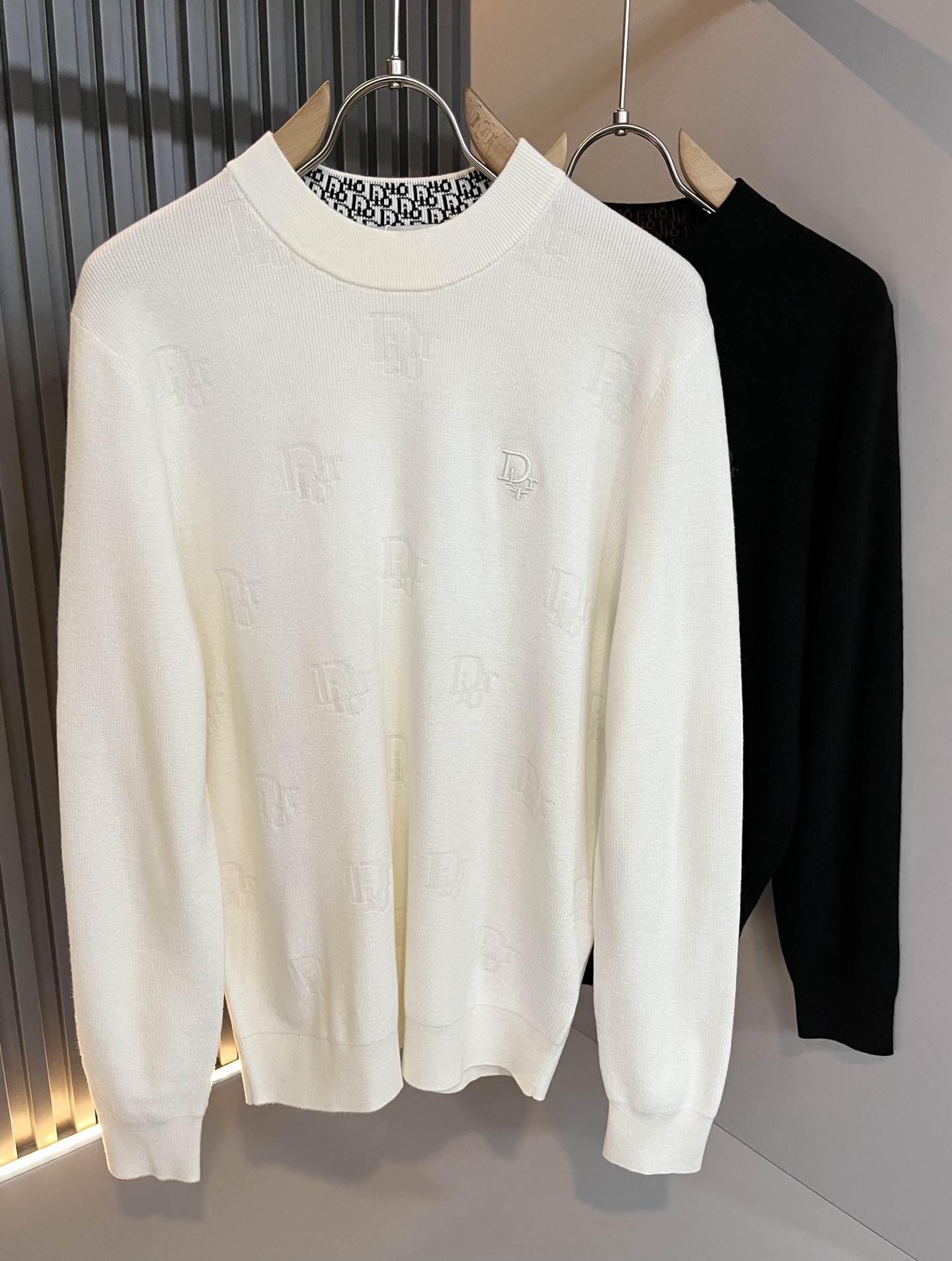 NO:655346,Dio*r men's autumn and winter casual knitted woolen sweaters, the latest fashion and leisure, trading company channels are rare, and it is sold simultaneously on the official website. The high-quality goods that men and women are most looking forward to are coming, allowing you to feel what true luxury has connotation! This jacket is made of D's special knitted fabric, full of brand style!  The surface is clean, smooth and shiny, and the texture is clearly visible through the screen. It is your most enjoyable wearing experience! It perfectly enhances the overall sense of luxury and class, and you can get the high-end luxury atmosphere at a glance! The basic and conventional jacket cut, the upper body is versatile, simple and not picky, and can easily cope with various occasions and environments. It is undoubtedly a must-have product for daily commuting! Sizes M～3XL,, dior, dior, jackets & coats, jackets & coats, alexander wang19860909Dio*r迪*奥 秋冬男士休闲针织羊毛衫,最新时尚休闲,贸易公司渠道稀出,同步官网发售,男神女神最为期待的精品狠货重磅来袭,让你感受到什么叫真正的高奢有内涵!此款夹克外套选用D家专用针织面料制成,满满的品牌风格！表面整洁光滑且富有光泽,质感透过屏幕都显而易 见,你最为享受的穿着体验! 完美提升了整体的奢华档次感,一眼就能Get到的高端奢华气息!基础常规的夹克版型裁剪,上身百搭简约不挑人,轻松应对各种场合与环境,属于日常通勤必备的臻品无疑!尺码M～3XL,,dior,dior,jackets & coats,jackets & coats,alexander wang,Men's clothing