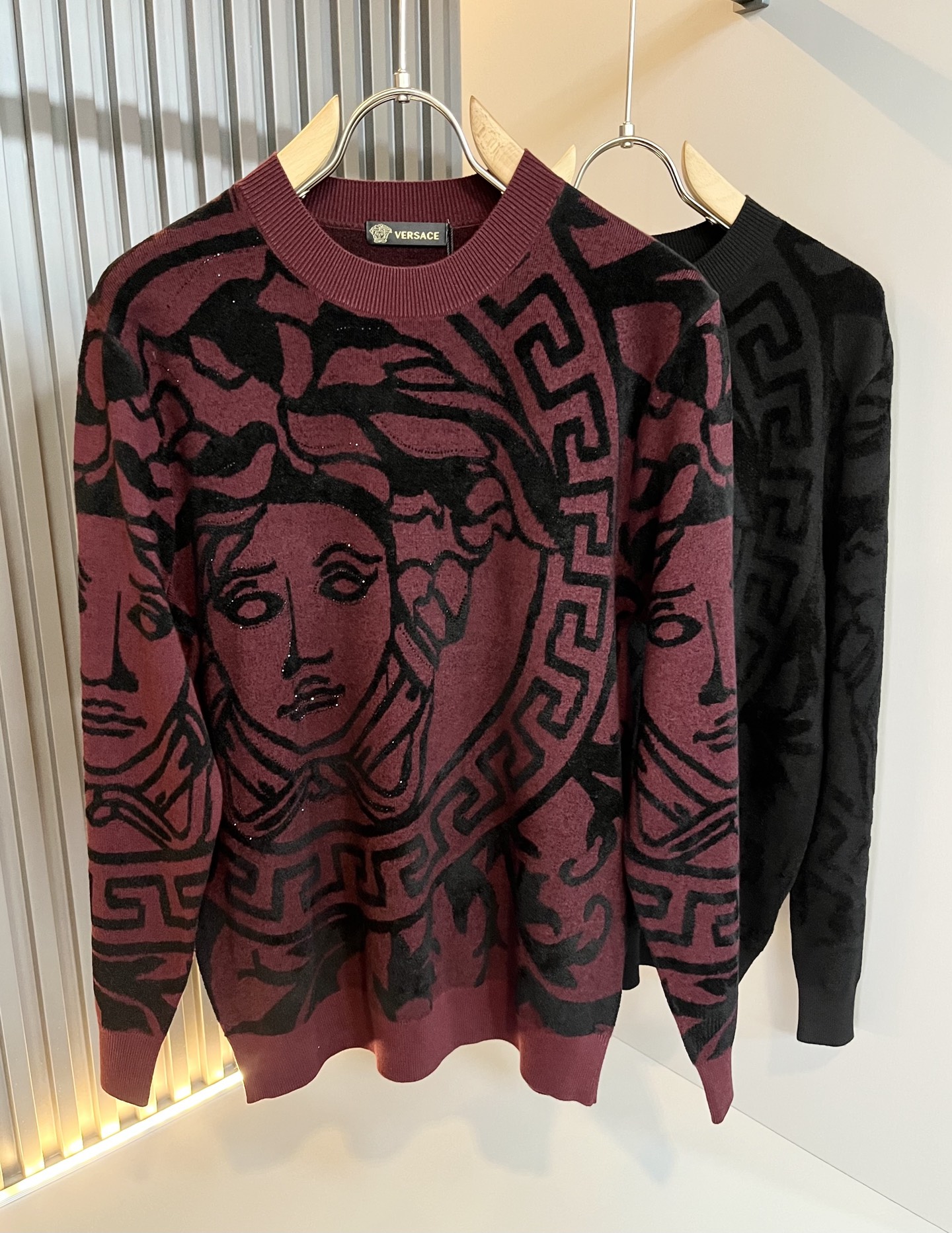 NO:655336,VERS*CE/Fan*zhe new autumn and winter original long-sleeved woolen sweater, VERS*CE/Fan*zhe trading company channel product value recommended sweater, the decoration is extremely exquisite and highlights the gradient effect!  The three-dimensional effect is very strong, and the logo crochet design on the chest!  Only advanced German equipment can produce it, highlighting the incomparable visual luxury, extremely high craftsmanship and great craftsmanship!  The imported wool fabric is supplied by the customer, has excellent skin-friendliness, and the details are perfect and impeccable. The upper body effect is very good, very eye-catching, and there is no doubt that it will turn heads. It is an excellent item to improve the vision in the wardrobe. It is very handsome whether it is worn inside or on its own. Sizes M-3XL, versace, sweaters, alexander wang19860909VERS*CE/范*哲 秋冬新品原单长袖羊毛衫,VERS*CE/范*哲 贸易公司渠道 产品 值的推荐毛衣 ,装饰极为精致凸显渐变效果！立体感极强,胸前logo钩织设计！唯有德国先进设备方能制作,凸显了视觉无敌的震撼奢华,工艺水准极高,非常重工匠心！客供进口羊毛面料,亲肤性绝佳,细节极致完美,无可挑剔,上身效果非常出色,非常招眼吸睛,回头率毋庸置疑,衣橱里改良视觉的绝佳单品,无论内搭还是单穿都爆帅十足.尺码M-3XL,,versace,sweaters,alexander wang,Men's clothing