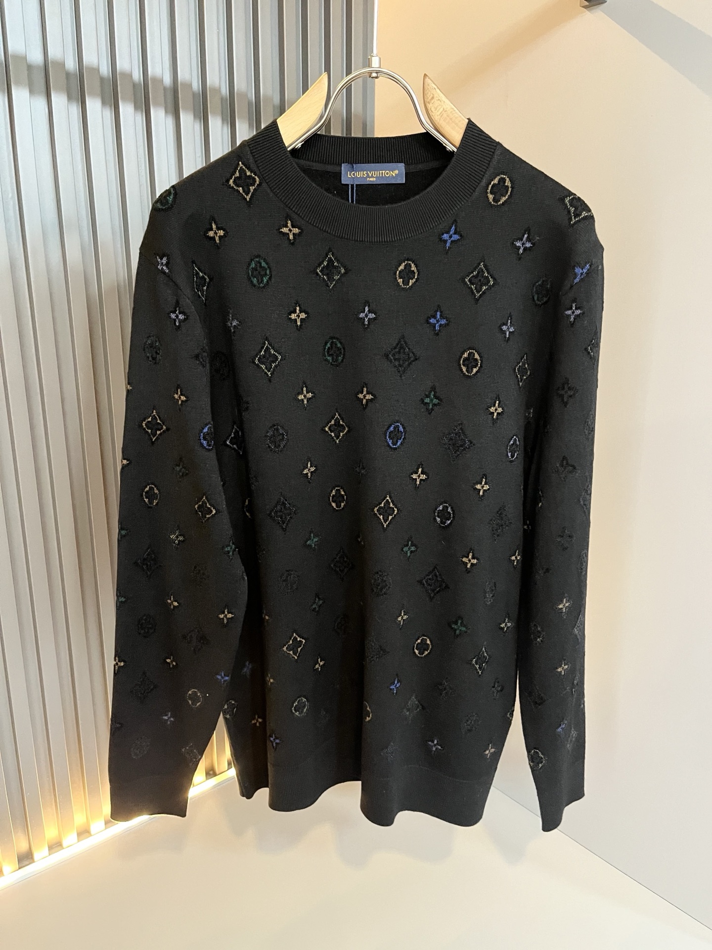 NO:682268,Louis Vuit*on's autumn and winter Louis family's light luxury Monogram crocheted knitted sweater!  Same decoration for men and women!  The new high-end of the Louis family, the details and quality are always so flawless, and the creative designs are endless. You are not a fashionista if you don’t buy a few pieces of Louis this autumn and winter. Monogram crochet pattern design!  It is something that everyone loves. Made of top-quality wool blend, it is super soft and tough, and has excellent breathability. It comes from world-class trading OEM channels, and the quantity is extremely rare and sold out. It is a presbyopic item that is released every year by 'Donkey Brand'.  The body logo presents an unusual texture, clean and neat. This is the Louis family's unique skill and the latest craftsmanship of this season. The level of detail has reached the top, and the slim and three-dimensional tailoring is a unique design. It is a fusion of luxury and fashion!  Size M-3XL,,louis vuitton,louis vuitton,louis vuitton,19860909Louis Vuit*on 秋冬路易家族轻奢Monogram钩织针织羊毛衫！男女同款装饰！ 路易家族的新高端,细节品质永远的那么完美无瑕,创意设计层出不穷.今年秋冬季节没有入手几件路易你算不上时尚达人.Monogram钩织图案设计！实属人见人爱的东西.顶级羊毛混纺打造,超级柔软且具有韧性,透气感也是绝佳.来自世界级贸易级别的代工厂渠道,数量极其稀少售完无补.“驴牌”每年都会出的老花单品,立体Logo呈现不一般的质感,干净俐落.这是路易家族的看家绝活也是本季度的最新工艺.细致化程度已经达到顶端了,修身立体剪裁的版型设计堪称一绝.属于奢华与时尚的融合！尺码M-3XL,,louis vuitton,louis vuitton,louis vuitton,,Men's clothing