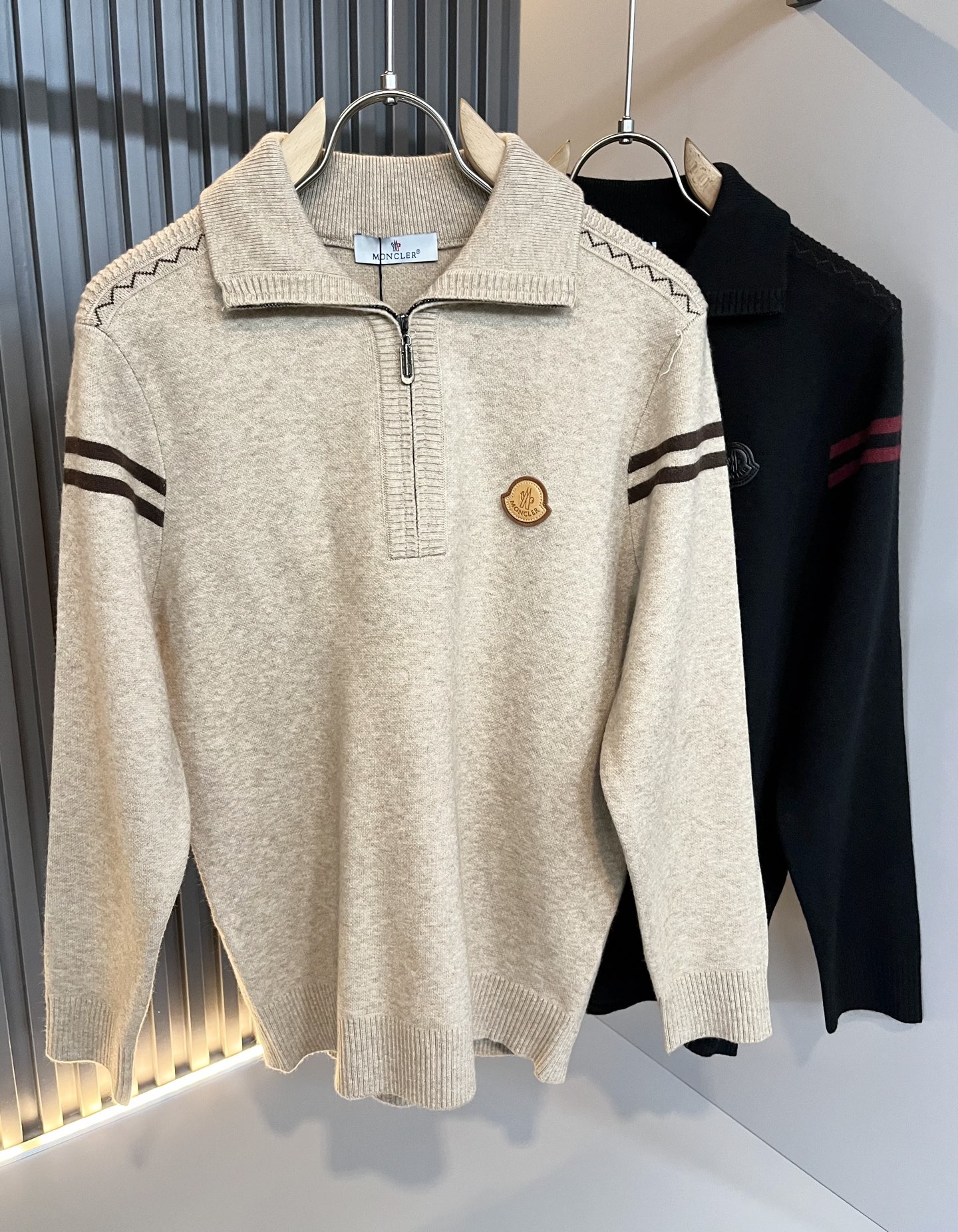 NO:655326,Moncl*r Men's latest trade order long-sleeved knitted sweater for autumn and winter, in full condition!  !  Internet celebrity model!  The craftsmanship is knitted wool and crocheted, with a simple Mon logo badge design!  Not stiff, with a rich three-dimensional feel overall, quality export order, customized exclusive knitted wool fabric, to meet the simple needs of commuters for dressing. The upper body effect is very good, slimming, and not picky about the figure. The fabric workmanship... is impeccable, good craftsmanship and good fabrics can make you wear a good taste, a must-have item for everyone!  Size M-3XL,,alexander wang19860909Moncl*r蒙*口 秋冬男士最新的贸易订单长袖针织羊毛衫,全品相！！网红款！工艺采用针织羊毛钩织,简单Mon标识logo徽章设计！不僵硬,整体有着丰富的立体感,品质出口订单,定制专属针织羊毛面料,满足通勤人们对于着装的简约需求,上身效果很好,显瘦,不挑剔身材.面料做工....无可挑剔,好工艺好面料才能穿出好品味一款,人手必备单品！尺码M-3XL,,alexander wang,Men's clothing