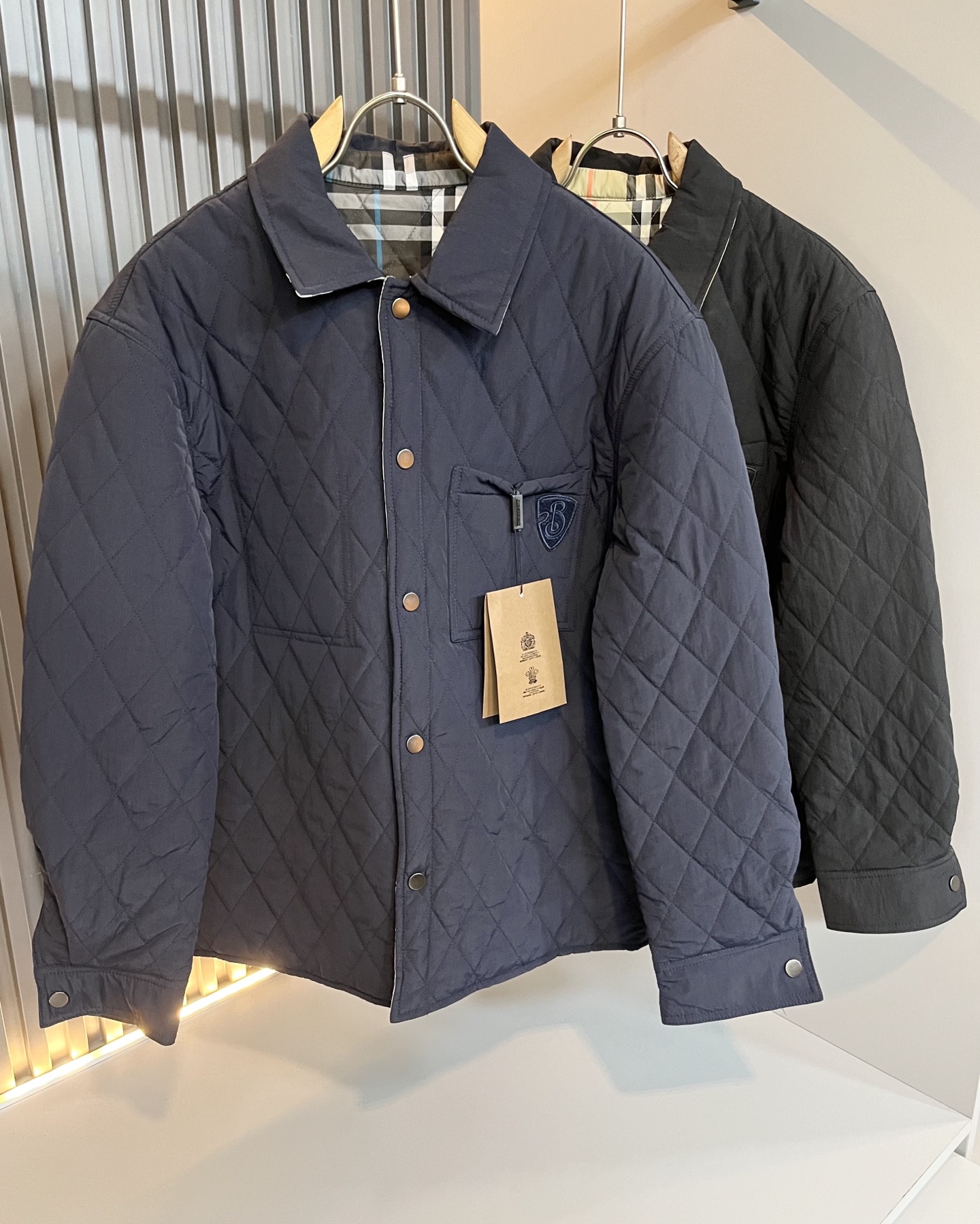 NO:655386,BURBER*Y's new autumn and winter cotton jackets are here. They are made of polyester fiber fabric, which is very popular recently. They are high-end outdoor sports and leisure series. They are a very hot sports trend!  The latest special material developed by BUR, memory fabric is also called memory cloth. It refers to a fabric with morphological memory function and a panoramic plaid pattern design inside!  Killing all the versions on the market, it can only be said that they are not of the same level at all. No matter in terms of materials, detail restoration and craftsmanship, we are not afraid of any challenges, just to provide you with wonderful products as always. A style that implements BUR's core concept tightly binds plaid and fashion, and always maintains perfection. The simple but not simple design style perfectly meets your daily needs. Sizes: M-3XL,, burberry, jackets & coats, jackets &  coats,alexander wang19860909BURBER*Y巴*莉秋冬新品棉服夹克外套重磅来袭,最近比较火热聚酯纤维面料制作而成,高端户外运动休闲系列,非常火热运动风潮！BUR最新研发的特殊材质,记忆面料也叫记忆布,是指具有形态记忆功能的面料,内里全景格子图案设计！秒杀市面上一切版本,只能说根本就不是一个级别的存在,不管是材质还是细节还原度以及工艺制作方面,不惧任何挑战,只为给大家奉献绝妙产物一如既往,始终如一,贯彻了BUR 核心理念的一个款式将格纹与时尚紧紧的捆绑在一起,时刻保持完美,简约而不简单的的设计风格,完美的满足了你日常所需要的穿搭.尺码:M-3XL,,burberry,jackets & coats,jackets & coats,alexander wang,Men's clothing