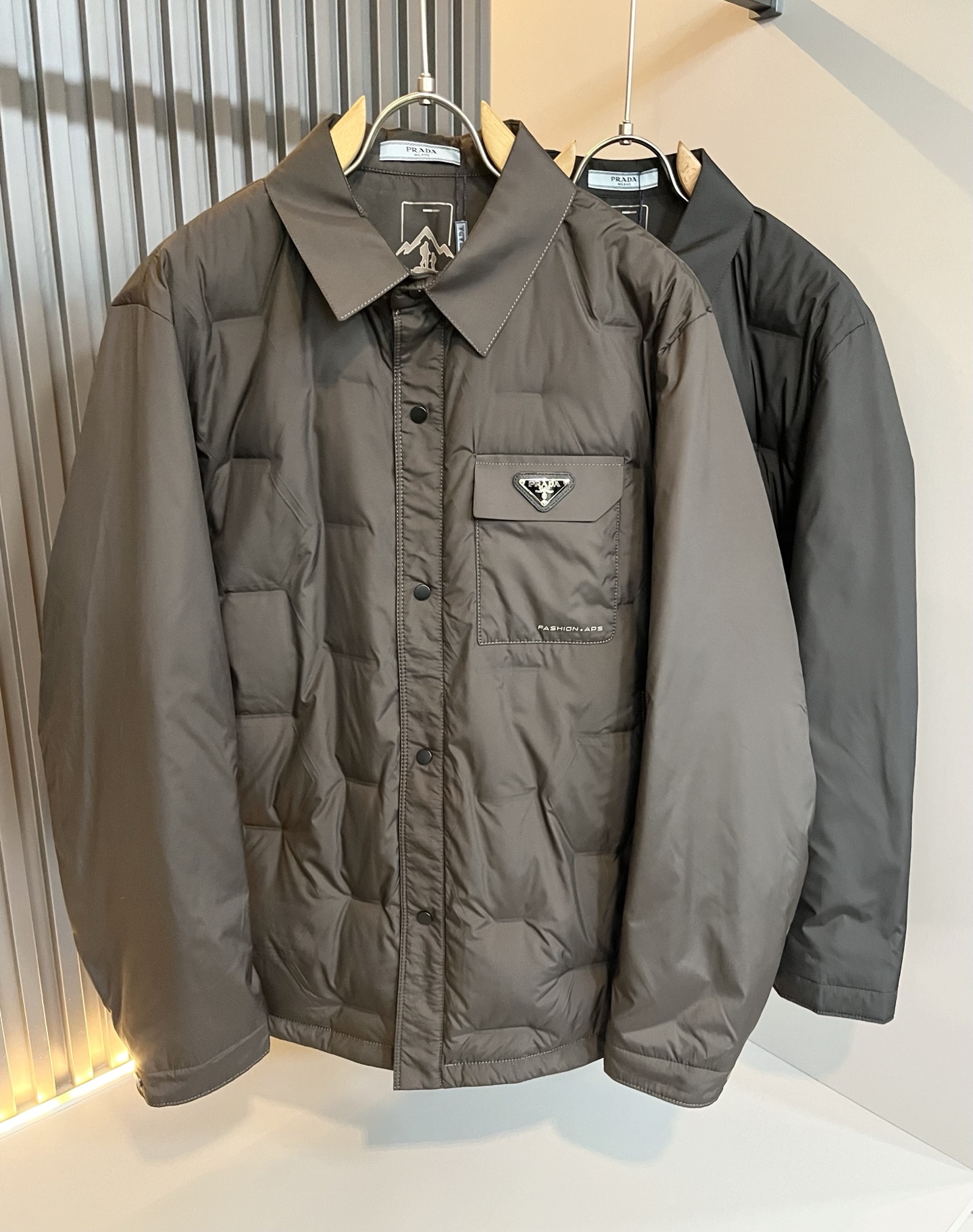 NO:655396,Prad*a Autumn and winter same-size down jackets for men and women, in stock Prad* down fabric jackets, waterproof down jackets, warm jackets!  Prada has relaunched the classic Prada Linea Rossa into the market and created it as an iteratively updated technology series that responds to the core content of the 21st century ideology. Obviously this is the flagship of the P family's down series, suitable for the youthful spirit of men and women of all ages!  I won’t go into too many details. They are all top-notch accessories. This model of Prada has everything a top-grade down jacket or jacket should have, or in other words, it will only be better!  !  Windproof zipper opening and closing, logo badge decoration on the chest, the outer layer of the counter is made of coated polyester fiber. Leak-proof velvet is waterproof and windproof, it can be called a holy product!  Nanotechnology fabric with high electrical conductivity is beneficial to body temperature regulation!  The down liner is also waterproof nylon fabric, filled with 95 white duck down. Soft and comfortable, simple design suitable for any age group. Same style for men and women. Sizes: M-4XL,, prada, jackets & coats, jackets & coats, down jacket, alexander wang19860909Prad*a 普*达秋冬男女同款羽绒服夹克外套,现货 Prad* 羽绒面料夹克 防水羽绒服保暖外套！Prada将经典Prada Linea Rossa再次推出市场,打造为迭代更新的科技系列,回应21世纪意识形态的核心内容. 很显然这是P家羽绒系列的扛鼎之作,适合于一切年轮的男女情侣款青春精神！ 细节方面我就不多讲了,全是顶配,一件顶级羽绒服或者一件夹克该有的,此款Prada都占全了,或者说,只会更好！！ 防风拉链开合 胸前logo徽章装饰 ,柜台外层采用涂层聚酯纤维制成.防漏绒防水防风,可谓圣品！高导电能力的纳米技术织物,有利于体温调节！羽绒内胆也是防水尼龙面料,内填充95白鸭绒.软糯舒适,适宜任何年龄段的简单设计.男女同款.尺码:M-4XL,,prada,jackets & coats,jackets & coats,down jacket,alexander wang,Men's clothing