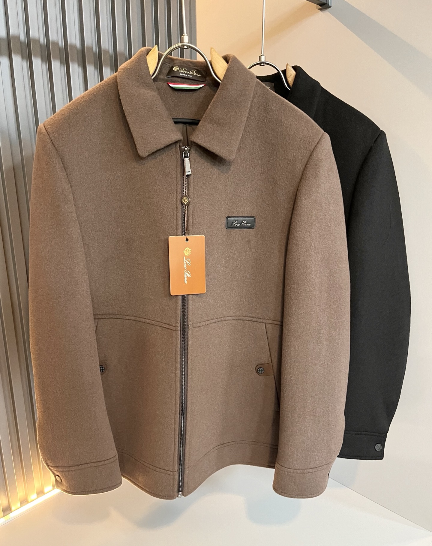 NO:655381,Loro Piana's new autumn and winter men's casual jackets, orders from foreign trade companies!  Made of woolen material supplied by customer, with logo leather design on the chest!  One of the classic proprietary fabrics!  The texture is light, soft and delicate to the touch, but the shape is straight and stylish!  It adopts a multi-layer structure and is windproof. The pockets are decorated with details, which is the ultimate luxury... Perfect interpretation of high-quality appearance. Customized original hardware is provided!  Size M-4XL,,loro piana,jackets & coats,jackets & coats,alexander wang19860909Loro Piana诺悠翩雅 秋冬新品男士休闲夹克外套,外贸公司订单！客供羊毛呢材质,胸前logo皮革设计！经典的专有织物之一！ 质地轻盈、触感又柔软细腻、但型态又笔挺有型！ 采用多层结构、具备防风性能. 口袋饰有细节、奢华极致… 完美演绎高品质品相.客供定制原版五金！尺码M-4XL,,loro piana,jackets & coats,jackets & coats,alexander wang,Men's clothing