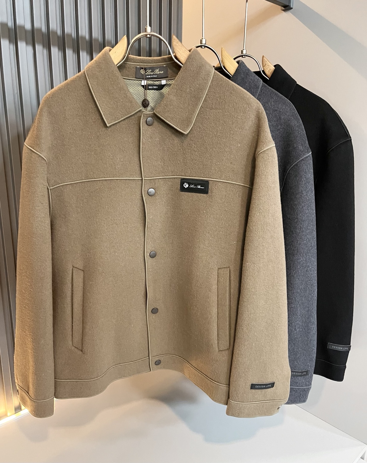 NO:655391,Loro Piana's new autumn and winter men's casual jackets, orders from foreign trade companies!  Made of woolen material supplied by customer, with logo leather hardware design on the chest!  One of the classic proprietary fabrics!  The texture is light, soft and delicate to the touch, but the shape is straight and stylish!  It adopts a multi-layer structure and is windproof. The pockets are decorated with details, which is the ultimate luxury... Perfect interpretation of high-quality appearance. Customized original hardware is provided!  Size M-4XL,,loro piana,jackets & coats,jackets & coats,alexander wang19860909Loro Piana诺悠翩雅 秋冬新品男士休闲夹克外套,外贸公司订单！客供羊毛呢材质,胸前logo皮革五金设计！经典的专有织物之一！ 质地轻盈、触感又柔软细腻、但型态又笔挺有型！ 采用多层结构、具备防风性能. 口袋饰有细节、奢华极致… 完美演绎高品质品相.客供定制原版五金！尺码M-4XL,,loro piana,jackets & coats,jackets & coats,alexander wang,Men's clothing