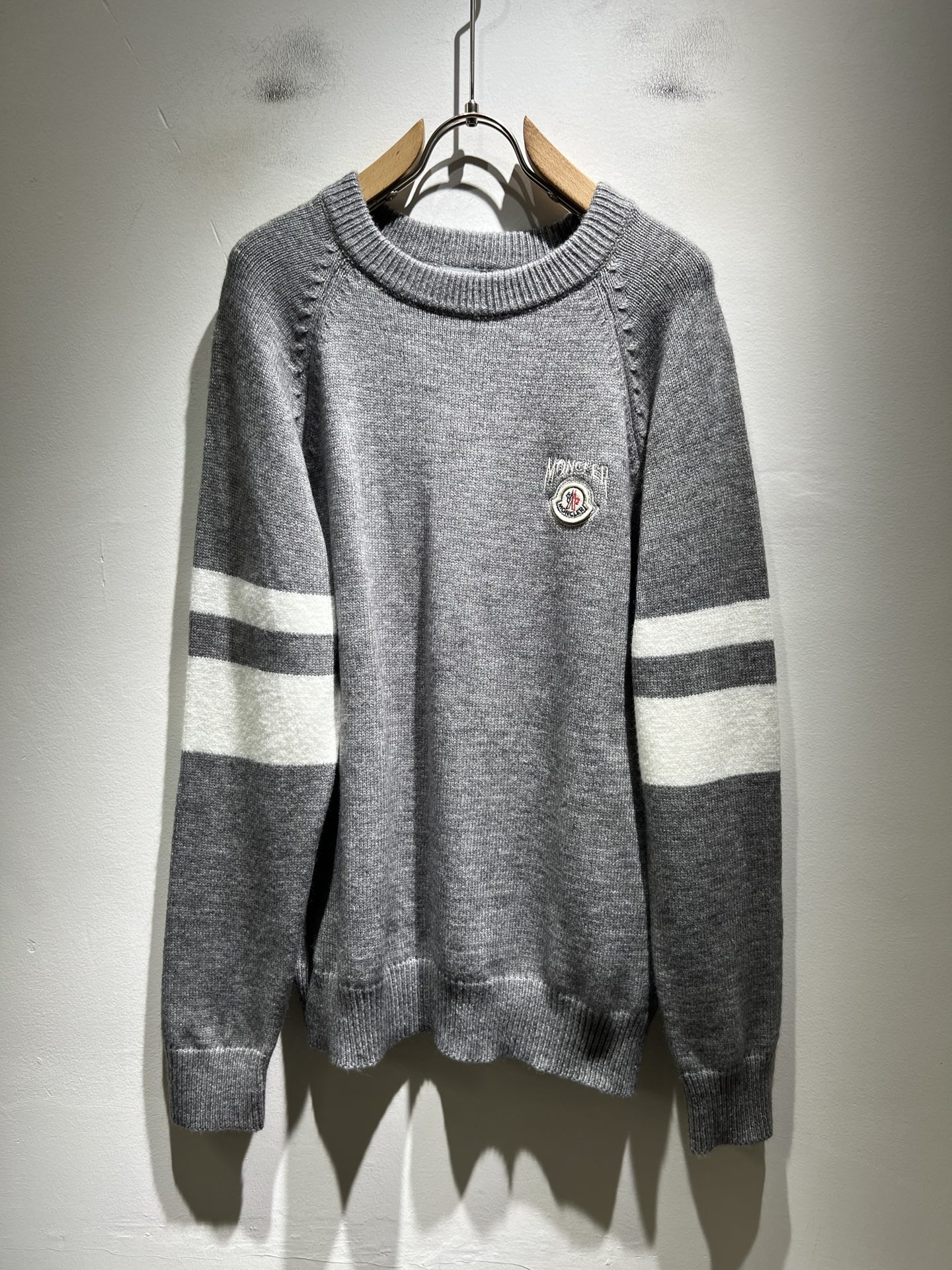 NO:655399,Moncl*r is the latest trade order knitted woolen sweater for men and women in autumn and winter, the same style for couples, in full condition!  !  Internet celebrity model!  The craftsmanship is knitted wool crochet, and the sleeves are simply designed with Mon logo embroidery!  Not stiff, with a rich three-dimensional feel overall, quality export order, customized exclusive knitted wool fabric, to meet the simple needs of commuters for dressing. The upper body effect is very good, slimming, and not picky about the figure. The fabric workmanship... is impeccable, good craftsmanship and good fabrics can make you wear a good taste, a must-have item for everyone!  Size M-3XL,,alexander wang19860909Moncl*r蒙*口 秋冬男女同款情侣款最新的贸易订单针织羊毛衫,全品相！！网红款！工艺采用针织羊毛钩织,袖子简单Mon标识logo刺绣设计！不僵硬,整体有着丰富的立体感,品质出口订单,定制专属针织羊毛面料,满足通勤人们对于着装的简约需求,上身效果很好,显瘦,不挑剔身材.面料做工....无可挑剔,好工艺好面料才能穿出好品味一款,人手必备单品！尺码M-3XL,,alexander wang,Men's clothing