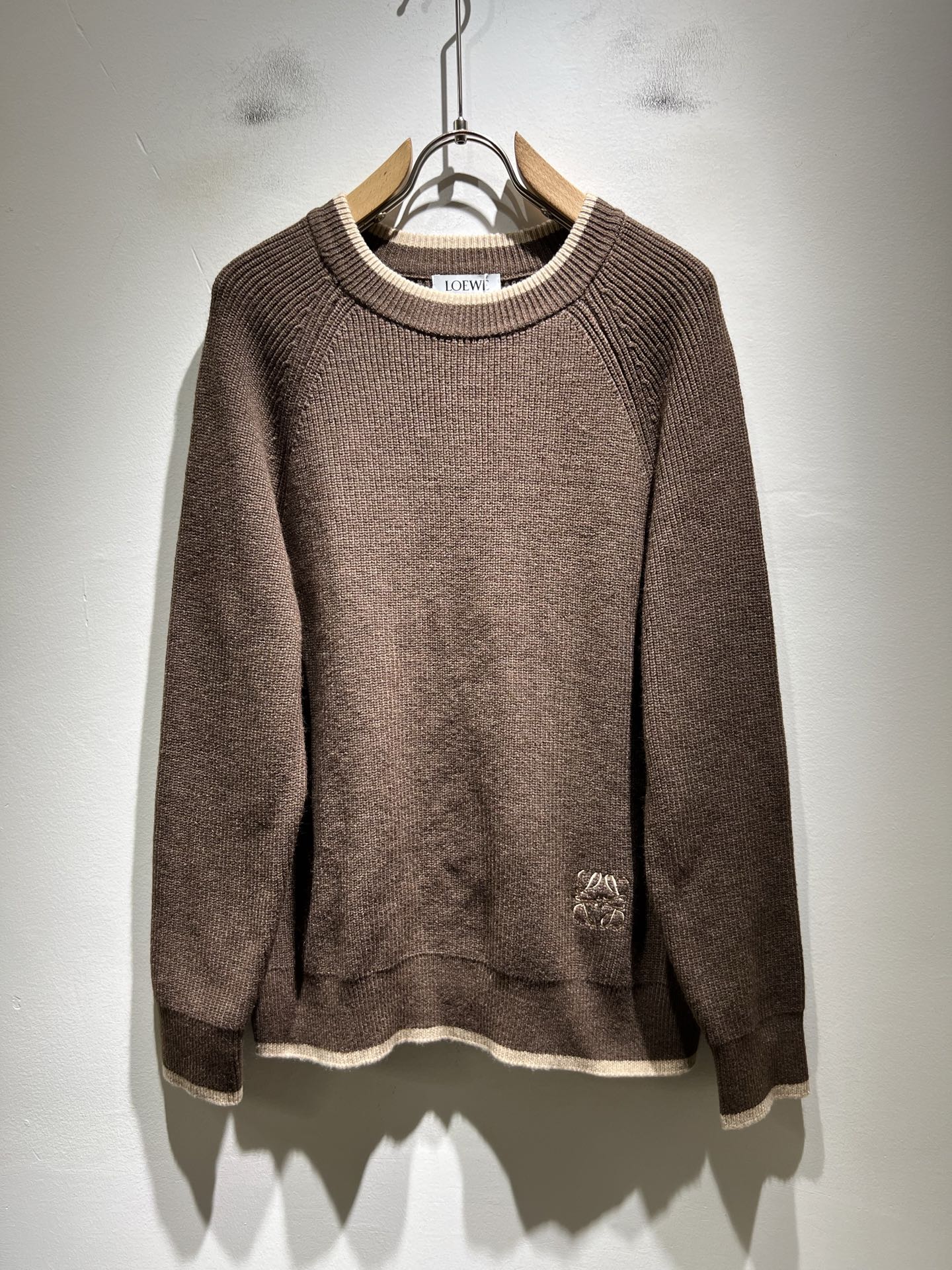 NO:657610,LO*WE/LUO*WE's new autumn and winter knitted sweaters of the same style for men and women, available from trading company channels, the latest products of the year, sold simultaneously in official counters, classic star-level items!  LO*WE's leather goods have the highest say in the entire fashion circle. The brand value is very influential and has a century-old historical and cultural heritage. It is a brand used by the royal family and nobles. Its exquisite craftsmanship and design have subverted modern aesthetics!  The overall design is in line with the aesthetic design of the LOE family, using classic brand elements, perfectly inheriting the essence and genes of the LOE family, and designing the logo and pattern embroidery design!  The vision is quite exquisite and beautiful, highlighting the brand characteristics, highly recognizable and very fashionable. The overall design interprets minimalism to the extreme, simple and elegant!  We supply high-end materials imported from Egypt and select high-end knitted wool fabrics!  Extremely luxurious and special materials, the fabric properties are all excellent, the tactile experience is self-evident, the ultimate luxury enjoyment!  The appearance is perfect, and the details are exquisite and elegant. It not only reduces age but also highlights the fashionable temperament. The upper body is full of temperament. The color matching is quite in line with the needs of matching seasons. It has a high degree of control and mix-matching. It has no age limit and has an excellent sense of style!  Size M-2XL,,loewe,alexander wang19860909LO*WE/罗*威秋冬新款男女同款针织羊毛衫,贸易公司渠道货,年最新品,官柜同步售卖,经典明星级单品！LO*WE家的皮具单品在整个时装圈最有极高的的发言权,品牌价值影响力颇高,有着百年历史文化底蕴,皇室御贵族御用品牌,其精湛的手工艺及设计感颠覆了现代审美！整体的设计符合LOE家美学设计,运用了经典的品牌元素,完美沿袭了LOE家的精髓与基因,设计logo标识图案刺绣设计！视觉颇为精致美观,彰显了品牌特质,辨识度极高且极具时髦感,整体的设计将极简主义阐释到极致,简约而大方！客供埃及进口高级物料,甄选高端针织羊毛面料！极为奢华特殊的材质,面料属性皆为上乘,触感体验不言而喻,奢华极致享受！品相完美如斯,细节处处精致考究,即减龄又凸显了时髦气质感,上身满满的气质感,配色相当符合搭配季节需求,驾驭度混搭性极高,无关年龄界定,造型感极佳的一款单品！尺码M-2XL,,loewe,alexander wang,Men's clothing