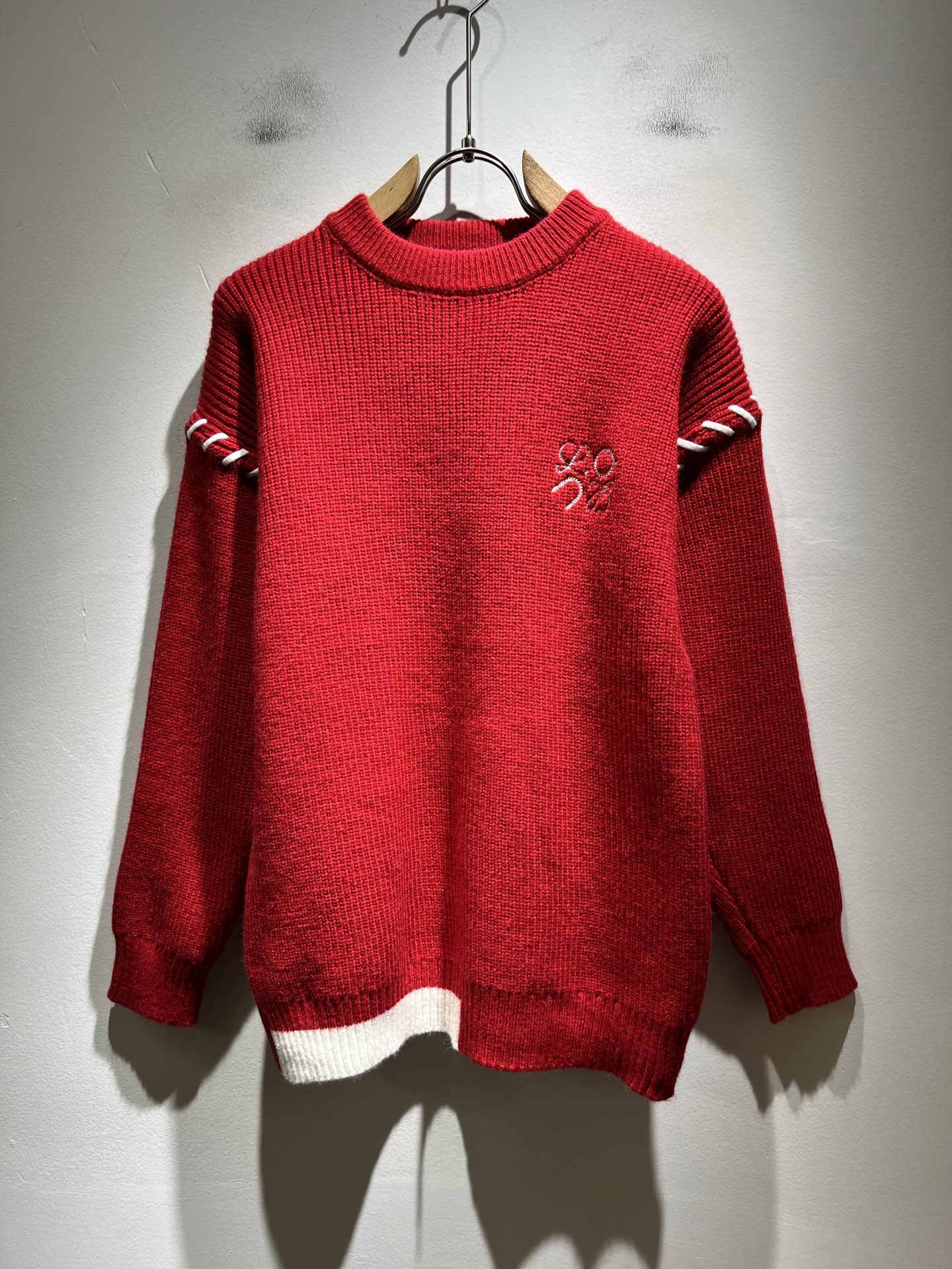 NO:657616,LO*WE/LUO*WE's new autumn and winter knitted sweaters of the same style for men and women, available from trading company channels, the latest products of the year, sold simultaneously in official counters, classic star-level items!  LO*WE's leather goods have the highest say in the entire fashion circle. The brand value is very influential and has a century-old historical and cultural heritage. It is a brand used by the royal family and nobles. Its exquisite craftsmanship and design have subverted modern aesthetics!  The overall design is in line with the aesthetic design of the LOE family, using classic brand elements, perfectly inheriting the essence and genes of the LOE family, and designing the logo and pattern embroidery design!  The vision is quite exquisite and beautiful, highlighting the brand characteristics, highly recognizable and very fashionable. The overall design interprets minimalism to the extreme, simple and elegant!  We supply high-end materials imported from Egypt and select high-end knitted wool fabrics!  Extremely luxurious and special materials, the fabric properties are all excellent, the tactile experience is self-evident, the ultimate luxury enjoyment!  The appearance is perfect, and the details are exquisite and elegant. It not only reduces age but also highlights the fashionable temperament. The upper body is full of temperament. The color matching is quite in line with the needs of matching seasons. It has a high degree of control and mix-matching. It has no age limit and has an excellent sense of style!  Size M-4XL,,loewe,alexander wang19860909LO*WE/罗*威秋冬新款男女同款针织羊毛衫,贸易公司渠道货,年最新品,官柜同步售卖,经典明星级单品！LO*WE家的皮具单品在整个时装圈最有极高的的发言权,品牌价值影响力颇高,有着百年历史文化底蕴,皇室御贵族御用品牌,其精湛的手工艺及设计感颠覆了现代审美！整体的设计符合LOE家美学设计,运用了经典的品牌元素,完美沿袭了LOE家的精髓与基因,设计logo标识图案刺绣设计！视觉颇为精致美观,彰显了品牌特质,辨识度极高且极具时髦感,整体的设计将极简主义阐释到极致,简约而大方！客供埃及进口高级物料,甄选高端针织羊毛面料！极为奢华特殊的材质,面料属性皆为上乘,触感体验不言而喻,奢华极致享受！品相完美如斯,细节处处精致考究,即减龄又凸显了时髦气质感,上身满满的气质感,配色相当符合搭配季节需求,驾驭度混搭性极高,无关年龄界定,造型感极佳的一款单品！尺码M-4XL,,loewe,alexander wang,Men's clothing