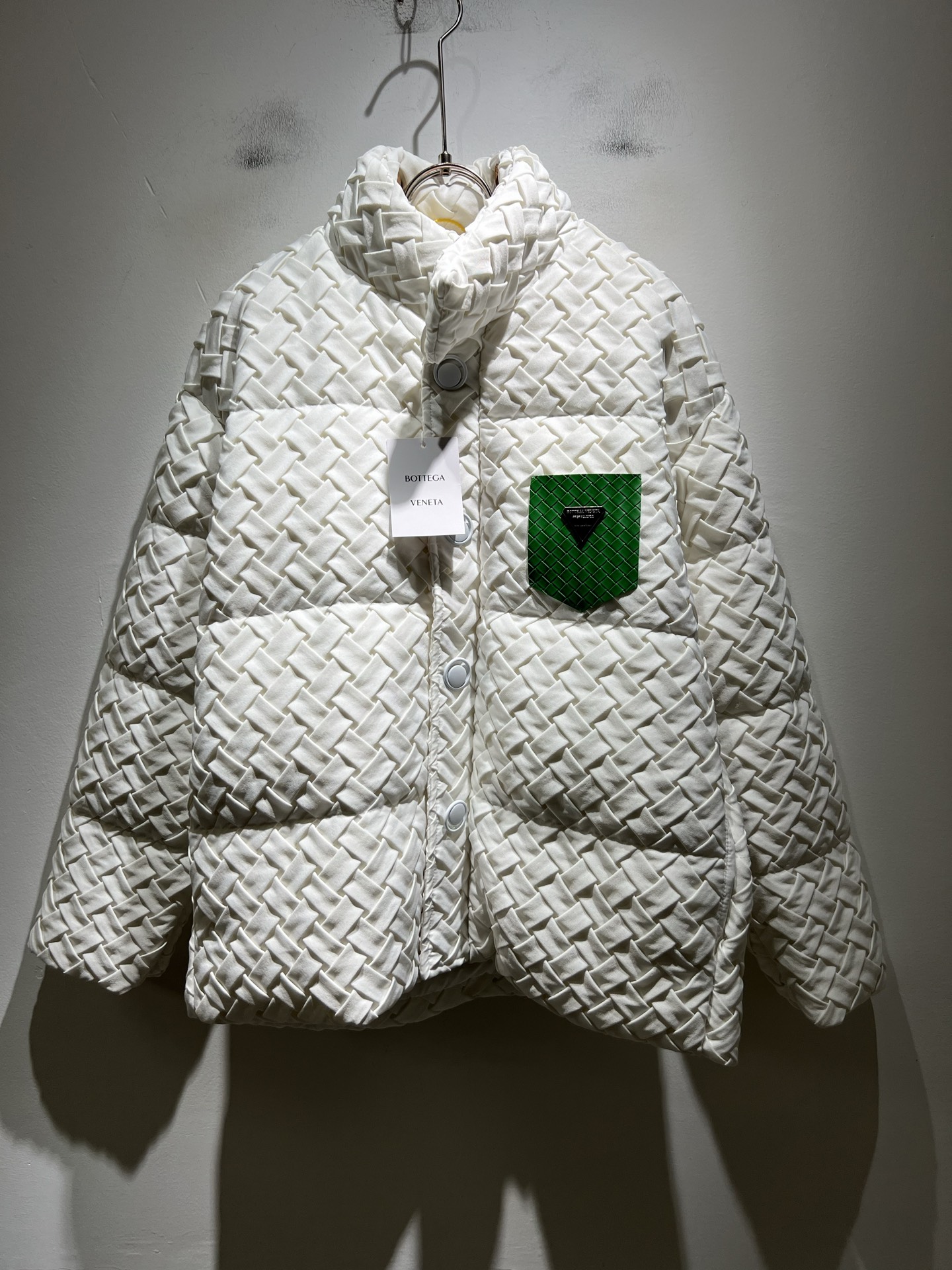 NO:655415,Bottega Vene*a's new autumn and winter men's cotton jacket, this is the most awesome solid color high-quality fabric so far this year!  !  !  Leather design with logo pattern on the body!  These alone are enough to beat the ordinary styles on the market. BV is really going all out this year!  Botte**Veneta autumn and winter series, orders from Taiwan trading companies, are also sold at Lane Crawford in Hong Kong. The unique design style is simple and elegant. These days, only original trading companies dare to make many colors that can rival the counters, meeting the matching needs of all men!  !  The details are in place and are vividly reflected under natural light. You can see this at a glance when you first buy it, and it instantly improves the texture of the clothes. And the fabric of this dress took 6 months!  !  !  Size M-2XL,,bottega veneta,bottega veneta,jackets & coats,jackets & coats,alexander wang19860909BottegaVene*a宝*嘉 秋冬新款男士棉服夹克外套,,这是今年目前为止最牛批的一款纯色高品质面料！！！衣身logo图案皮革设计！光是这些就足够吊打市面上那些一般的款式了,BV今年是真的要火力全开了！Botte**Veneta 秋冬系列,来自台湾贸易公司的订单,香港连卡佛也有售.独特的设计风格简约大气,这年头也只有原单贸易公司才敢做出足以匹敌专柜的诸多颜色来,满足一切男士的搭配需求！！细节到位自然光下体现的淋漓尽致.这个您入手一目了然,瞬间提升了衣服的质感.并且此款衣服面料,耗时6个月！！！尺码 M-2XL,,bottega veneta,bottega veneta,jackets & coats,jackets & coats,alexander wang,Men's clothing