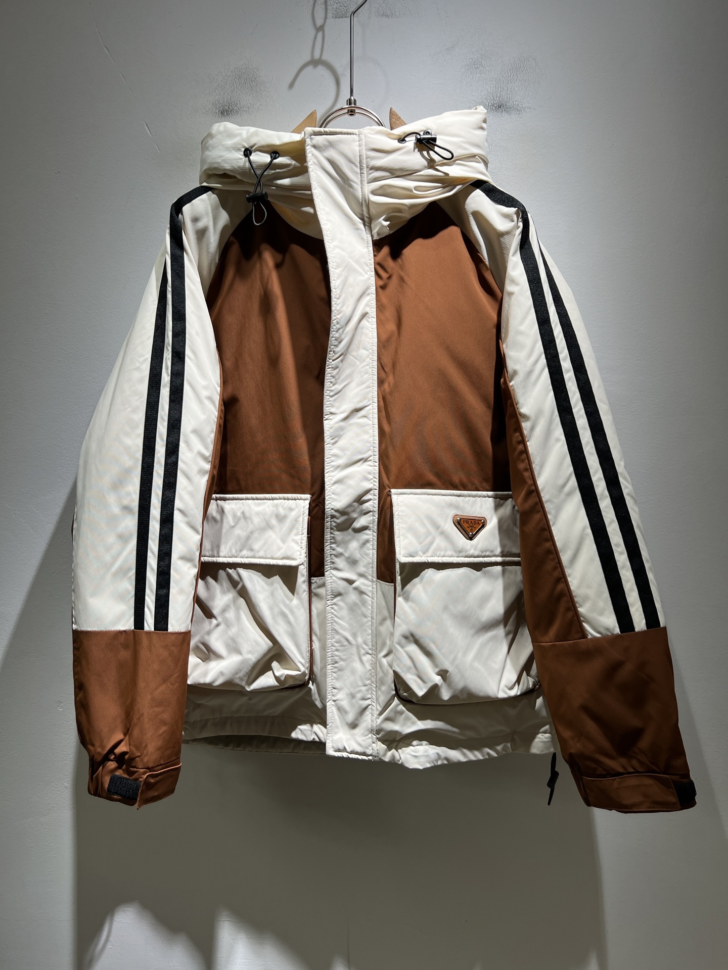 NO:657593,Prad*a autumn and winter same-size cotton jackets for men and women, ready-made Prad* fabric jackets, waterproof and warm jackets!  Prada has re-launched the classic Prada Linea Rossa into the market as an iteratively updated technology series that responds to the core content of the 21st century ideology. Obviously this is the flagship of the P family series, suitable for men and women of all ages and couples with youthful spirit!  I won’t go into too many details. They are all top-notch accessories. This model of Prada has everything a top-grade down jacket or jacket should have, or in other words, it will only be better!  !  Windproof zipper closure, chest hardware logo decoration, chest logo pattern badge design!  The outer layer of the counter is made of coated polyester fiber. It is leak-proof, waterproof and windproof. It is a holy product!  Nanotechnology fabric with high conductivity is good for body temperature regulation and is also waterproof nylon fabric, soft and comfortable, simple design suitable for any age group. Same style for men and women. Size: M-3XL,, prada, jackets & coats, jackets & coats, down jacket, alexander wang19860909Prad*a 普*达秋冬男女同款棉服服外套,现货 Prad* 面料夹克 防水服保暖外套！Prada将经典Prada Linea Rossa再次推出市场,打造为迭代更新的科技系列,回应21世纪意识形态的核心内容. 很显然这是P家系列的扛鼎之作,适合于一切年轮的男女情侣款青春精神！ 细节方面我就不多讲了,全是顶配,一件顶级羽绒服或者一件夹克该有的,此款Prada都占全了,或者说,只会更好！！防风拉链开合 胸前五金logo装饰 ,胸前logo图案徽章设计！柜台外层采用涂层聚酯纤维制成.防漏绒防水防风,可谓圣品！高导电能力的纳米技术织物,有利于体温调节也是防水尼龙面料,软糯舒适,适宜任何年龄段的简单设计.男女同款.尺码: M-3XL,,prada,jackets & coats,jackets & coats,down jacket,alexander wang,Men's clothing