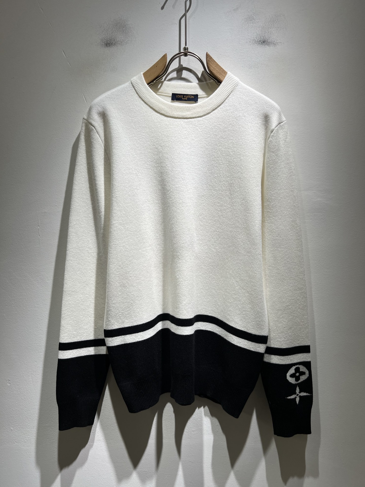 NO:661802,Louis Vuit*on 2025 autumn and winter Louis family light luxury knitted woolen sweater!  Same decoration for men and women!  The new high-end of the Louis family, the details and quality are always so perfect, and the creative designs are endless. You are not a fashionista if you don’t buy a few pieces of Louis this autumn and winter. The logo pattern on the chest is crocheted!  It is something that everyone loves. Made of top-quality wool blend, it is super soft and tough, and has excellent breathability. It comes from world-class trading OEM channels, and the quantity is extremely rare and sold out. It is a presbyopic item that is released every year by 'Donkey Brand'.  The body logo presents an unusual texture, clean and neat. This is the Louis family's unique skill and the latest craftsmanship of this season. The level of detail has reached the top, and the slim and three-dimensional tailoring is a unique design. It is a fusion of luxury and fashion!  Size M-3XL,,louis vuitton,louis vuitton,louis vuitton, 19860909Louis Vuit*on 2025秋冬路易家族轻奢针织羊毛衫！男女同款装饰！ 路易家族的新高端,细节品质永远的那么完美无瑕,创意设计层出不穷.今年秋冬季节没有入手几件路易你算不上时尚达人.胸前logo图案钩织设计！实属人见人爱的东西.顶级羊毛混纺打造,超级柔软且具有韧性,透气感也是绝佳.来自世界级贸易级别的代工厂渠道,数量极其稀少售完无补.“驴牌”每年都会出的老花单品,立体Logo呈现不一般的质感,干净俐落.这是路易家族的看家绝活也是本季度的最新工艺.细致化程度已经达到顶端了,修身立体剪裁的版型设计堪称一绝.属于奢华与时尚的融合！尺码M-3XL,,louis vuitton,louis vuitton,louis vuitton, ,Men's clothing