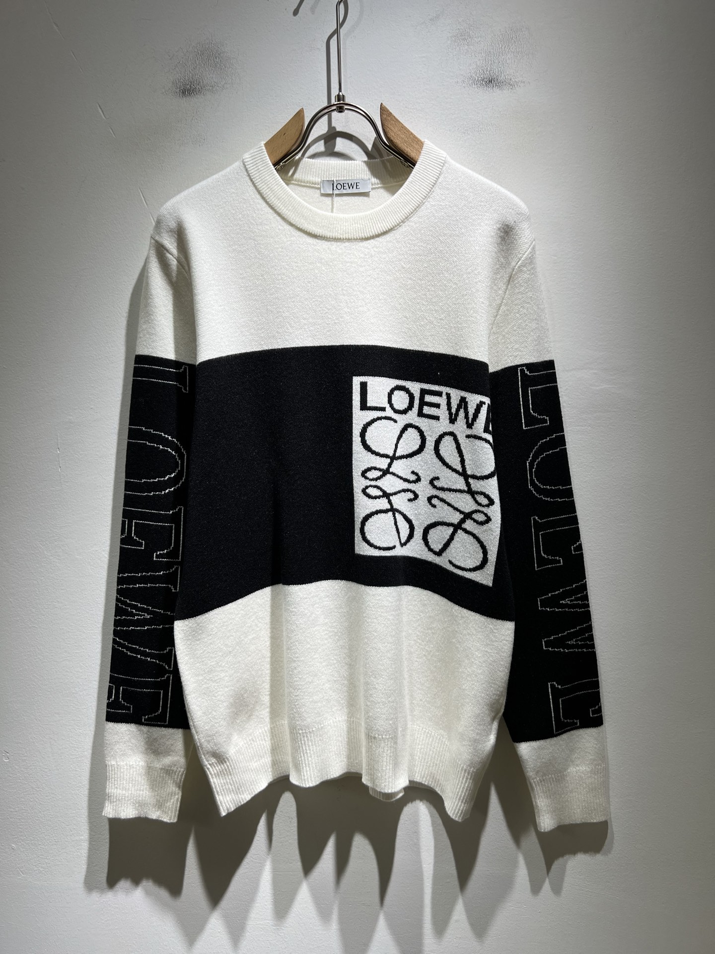 NO:661807,LO*WE/Luo*Wei 2025 new autumn and winter knitted sweaters for men and women, sold through trading company channels, the latest products in 2025, sold simultaneously in official counters, classic star-level items!  LO*WE's leather goods have the highest say in the entire fashion circle. The brand value is very influential and has a century-old historical and cultural heritage. It is a brand used by the royal family and nobles. Its exquisite craftsmanship and design have subverted modern aesthetics!  The overall design is in line with the aesthetic design of the LOE family, using classic brand elements, perfectly inheriting the essence and genes of the LOE family, and designing the logo and pattern crochet design!  The vision is quite exquisite and beautiful, highlighting the brand characteristics, highly recognizable and very fashionable. The overall design interprets minimalism to the extreme, simple and elegant!  We supply high-end materials imported from Egypt and select high-end knitted wool fabrics!  Extremely luxurious and special materials, the fabric properties are all excellent, the tactile experience is self-evident, the ultimate luxury enjoyment!  The appearance is perfect, and the details are exquisite and elegant. It not only reduces age but also highlights the fashionable temperament. The upper body is full of temperament. The color matching is quite in line with the needs of matching seasons. It has a high degree of control and mix-matching. It has no age limit and has an excellent sense of style!  Size M-3XL,,loewe, 19860909LO*WE/罗*威2025秋冬新款男女同款针织羊毛衫,贸易公司渠道货,2025年最新品,官柜同步售卖,经典明星级单品！LO*WE家的皮具单品在整个时装圈最有极高的的发言权,品牌价值影响力颇高,有着百年历史文化底蕴,皇室御贵族御用品牌,其精湛的手工艺及设计感颠覆了现代审美！整体的设计符合LOE家美学设计,运用了经典的品牌元素,完美沿袭了LOE家的精髓与基因,设计logo标识图案钩织设计！视觉颇为精致美观,彰显了品牌特质,辨识度极高且极具时髦感,整体的设计将极简主义阐释到极致,简约而大方！客供埃及进口高级物料,甄选高端针织羊毛面料！极为奢华特殊的材质,面料属性皆为上乘,触感体验不言而喻,奢华极致享受！品相完美如斯,细节处处精致考究,即减龄又凸显了时髦气质感,上身满满的气质感,配色相当符合搭配季节需求,驾驭度混搭性极高,无关年龄界定,造型感极佳的一款单品！尺码M-3XL,,loewe, ,Men's clothing