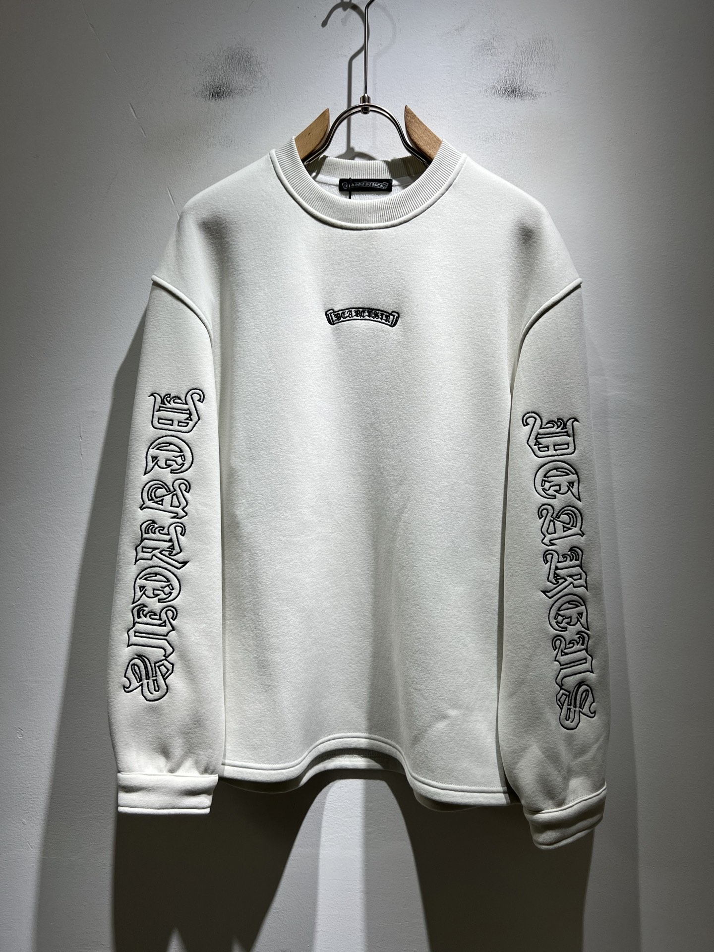 NO:657597,Chrome hear*s grams * heart plus velvet style!  New sweatshirts for autumn and winter!  The same casual pants for men and women that you recognize from the bottom of your heart, and become more rare as time goes by, the trendy king of the high street, that is the trendy brand chrome  hear*s conquers your heart. To be honest, wearing Crocodile is very fashionable, that is, it is trendy. It is popular on the street. It is made of customized original pure cotton material. The fabric has a unique feel. This kind of comfort is worn on the body. The upper body is really not picky. The casual and unrestrained taste is particularly sufficient, which enhances the sense of fashion and appearance. Moreover, this type of trousers is particularly easy to match with various types of shoes. Where is the recognition? The logo on the trouser legs is matched with embroidery design!  Heavy customization!  Tough enough, not easy to wear, the details are very good. Sizes M-3XL,,chrome hearts,chrome hearts,hoodie,sweatshirts,alexander wang19860909Chrome hear*s克*心 加绒款！秋冬新款卫衣！男女同款一款让你从心底认可的休闲裤,并且经过时间的推移而让你更加珍稀,潮流的高街之王,那就是潮牌chrome hear*s克*心,穿克罗心的实话讲很潮了,那就是潮爆了,潮爆街头没话说.定制原版纯棉材质制成,面料手感一绝,这种舒适感穿在身上,上身真心不挑人,休闲潇洒的味道特别足,提升时尚感和颜值,并且这样的裤型特别好搭配各种类型的鞋子.辨识度就在哪里,裤腿logo搭配刺绣设计！重工定制！韧性足,不易磨损,细节工艺非常到位.尺码M-3XL,,chrome hearts,chrome hearts,hoodie,sweatshirts,alexander wang,Men's clothing