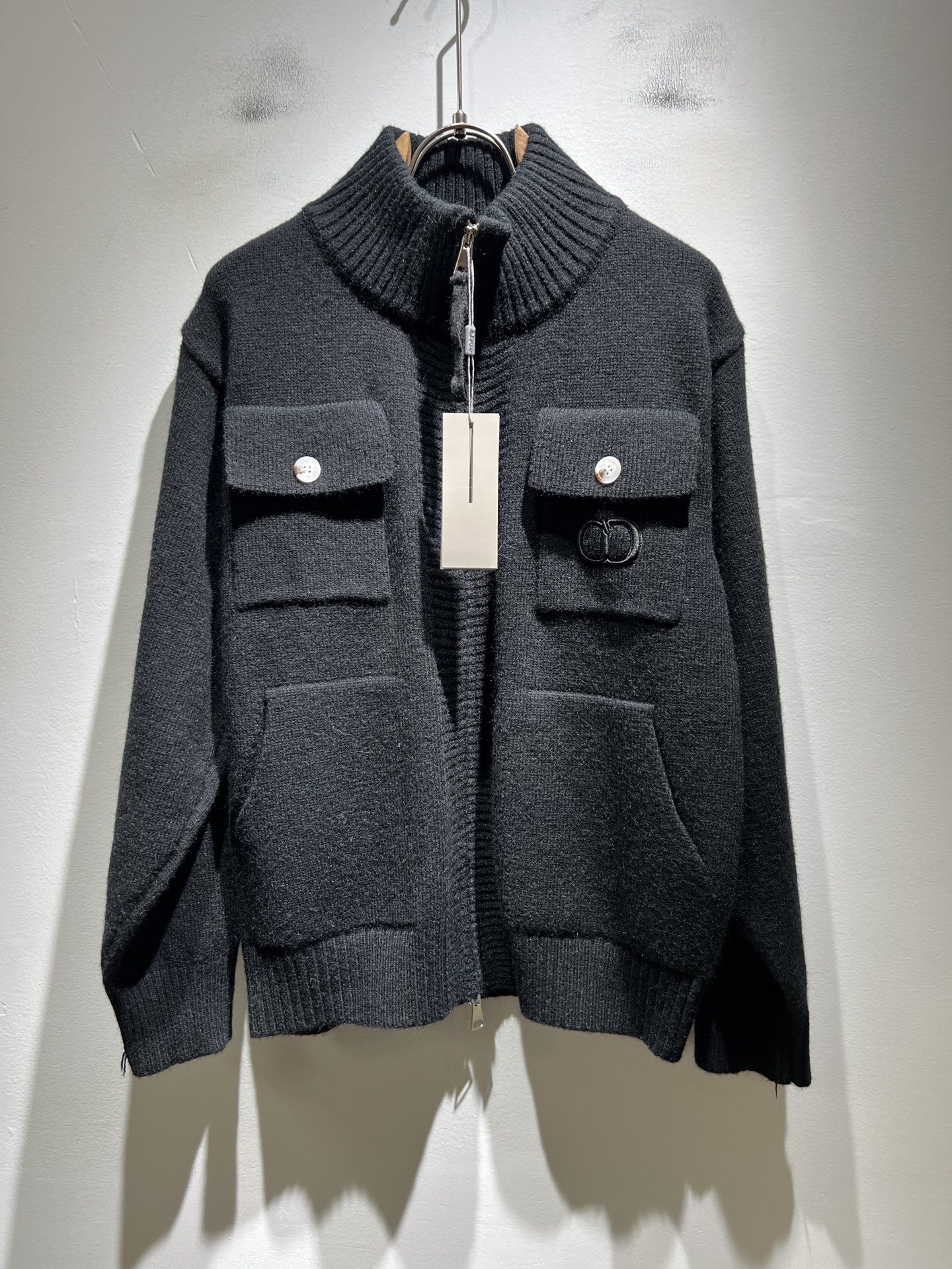 NO:655369,Dio*Dijia's new autumn and winter knitted wool cardigans for men and women are on sale simultaneously at the counter!  Customized exclusive wool fabric, easy to match, extremely high-grade, perfectly integrated into fashion and style, a top-notch fashionable style that is perfect for outer wear!  The whole thing gives people a natural feeling!  The ultimate classic uses the latest three-dimensional chest letter logo element embroidery design!  The ultimate heavy work, the ultimate perfection!  Fans who pursue high quality should rush to buy it by themselves, and we sincerely invite all fans who know the goods to appreciate this model together!  !  Size M-3XL,,dior,dior,alexander wang19860909Dio*迪家 秋冬新款男女同款针织羊毛开衫,专柜同步发售！定制专属羊毛面料,从容百搭,档次极高,完美融入时尚还有风情感一款完美符合外穿的顶尖时髦气质款！整体给人浑然天成的感觉！极致经典采用最新立体胸前字母logo元素刺绣设计！极致的重工极致的完美！追求高品质的粉丝们请自行抢购,诚邀所有识货的粉丝一同鉴赏此款！！尺码M-3XL,,dior,dior,alexander wang,Men's clothing