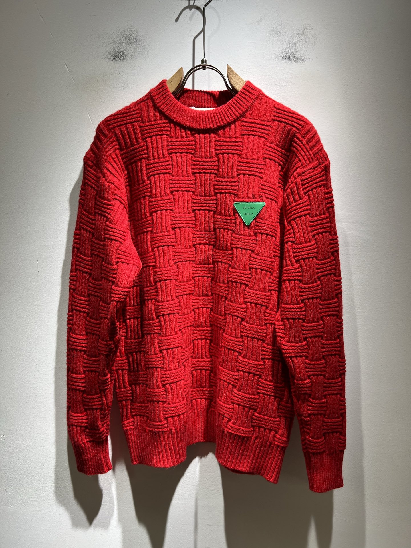 NO:661792,Bottega Vene*a 2025 new autumn and winter new knitted woolen sweater for men and women. This sweater is the most awesome solid color high-quality knitted woolen sweater so far this year!  !  !  Customized exclusive wool fabric and leather design with logo pattern on the chest for customers!  These alone are enough to beat the ordinary styles on the market. BV is really going all out this year to launch the Botte**Veneta 2025 autumn and winter series. Orders from Taiwan trading companies are also available at Lane Crawford in Hong Kong. The unique design style is simple and elegant, and can be both business and leisure. These days, only original trading companies dare to make many colors that can rival the counters to meet the matching needs of all men!  !  The details are in place and are vividly reflected under natural light. You can see this at a glance when you first pick it up, and it instantly improves the texture of the clothes. And the fabric of this style of clothes!  Size M-3XL,,bottega veneta,bottega veneta, 19860909BottegaVene*a宝*嘉 2025秋冬新款男女同款针织羊毛衫,衫这是今年目前为止最牛批的一款纯色高品质针织羊毛衫！！！客供定制专属羊毛面料,胸前logo图案皮革设计！光是这些就足够吊打市面上那些一般的款式了,BV今年是真的要火力全开了Botte**Veneta 2025秋冬系列,来自台湾贸易公司的订单,香港连卡佛也有售.独特的设计风格简约大气,商务休闲两不误,这年头也只有原单贸易公司才敢做出足以匹敌专柜的诸多颜色来,满足一切男士的搭配需求！！细节到位自然光下体现的淋漓尽致.这个您入手一目了然,瞬间提升了衣服的质感.并且此款衣服面料！尺码 M-3XL,,bottega veneta,bottega veneta, ,Men's clothing