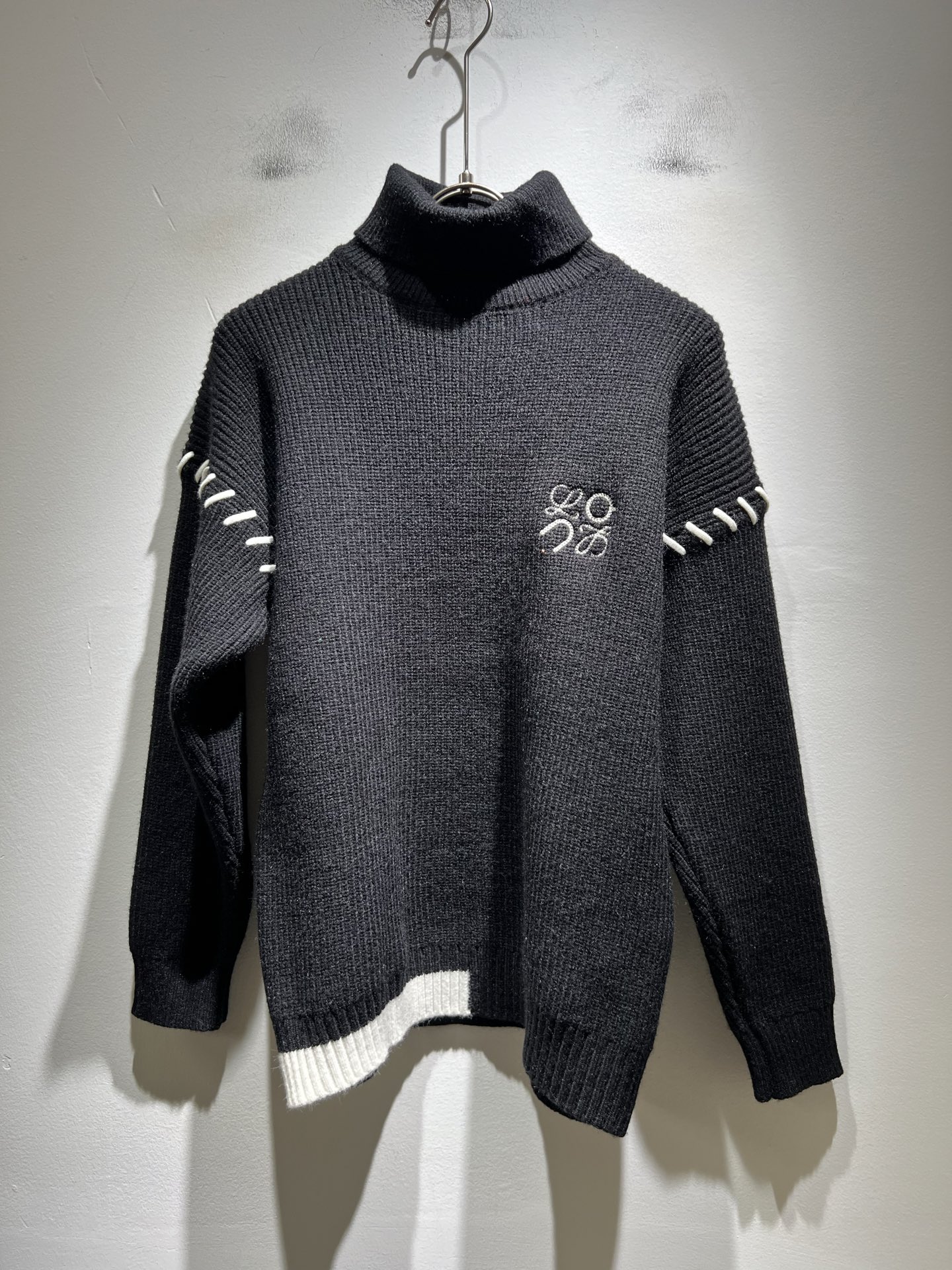 NO:661798,LO*WE/Luo*Wei 2025 new autumn and winter knitted turtleneck sweaters for men and women, sold through trading company channels, the latest products in 2025, sold simultaneously in official counters, classic star-level items!  LO*WE's leather goods have the highest say in the entire fashion circle. The brand value is very influential and has a century-old historical and cultural heritage. It is a brand used by the royal family and nobles. Its exquisite craftsmanship and design have subverted modern aesthetics!  The overall design is in line with the aesthetic design of the LOE family, using classic brand elements, perfectly inheriting the essence and genes of the LOE family, and designing the logo and pattern embroidery design!  The vision is quite exquisite and beautiful, highlighting the brand characteristics, highly recognizable and very fashionable. The overall design interprets minimalism to the extreme, simple and elegant!  We supply high-end materials imported from Egypt and select high-end knitted wool fabrics!  Extremely luxurious and special materials, the fabric properties are all excellent, the tactile experience is self-evident, the ultimate luxury enjoyment!  The appearance is perfect, and the details are exquisite and elegant. It not only reduces age but also highlights the fashionable temperament. The upper body is full of temperament. The color matching is quite in line with the needs of matching seasons. It has a high degree of control and mix-matching. It has no age limit and has an excellent sense of style!  Size M-2XL,,loewe, 19860909LO*WE/罗*威2025秋冬新款男女同款针织高领羊毛衫,贸易公司渠道货,2025年最新品,官柜同步售卖,经典明星级单品！LO*WE家的皮具单品在整个时装圈最有极高的的发言权,品牌价值影响力颇高,有着百年历史文化底蕴,皇室御贵族御用品牌,其精湛的手工艺及设计感颠覆了现代审美！整体的设计符合LOE家美学设计,运用了经典的品牌元素,完美沿袭了LOE家的精髓与基因,设计logo标识图案刺绣设计！视觉颇为精致美观,彰显了品牌特质,辨识度极高且极具时髦感,整体的设计将极简主义阐释到极致,简约而大方！客供埃及进口高级物料,甄选高端针织羊毛面料！极为奢华特殊的材质,面料属性皆为上乘,触感体验不言而喻,奢华极致享受！品相完美如斯,细节处处精致考究,即减龄又凸显了时髦气质感,上身满满的气质感,配色相当符合搭配季节需求,驾驭度混搭性极高,无关年龄界定,造型感极佳的一款单品！尺码M-2XL,,loewe, ,Men's clothing