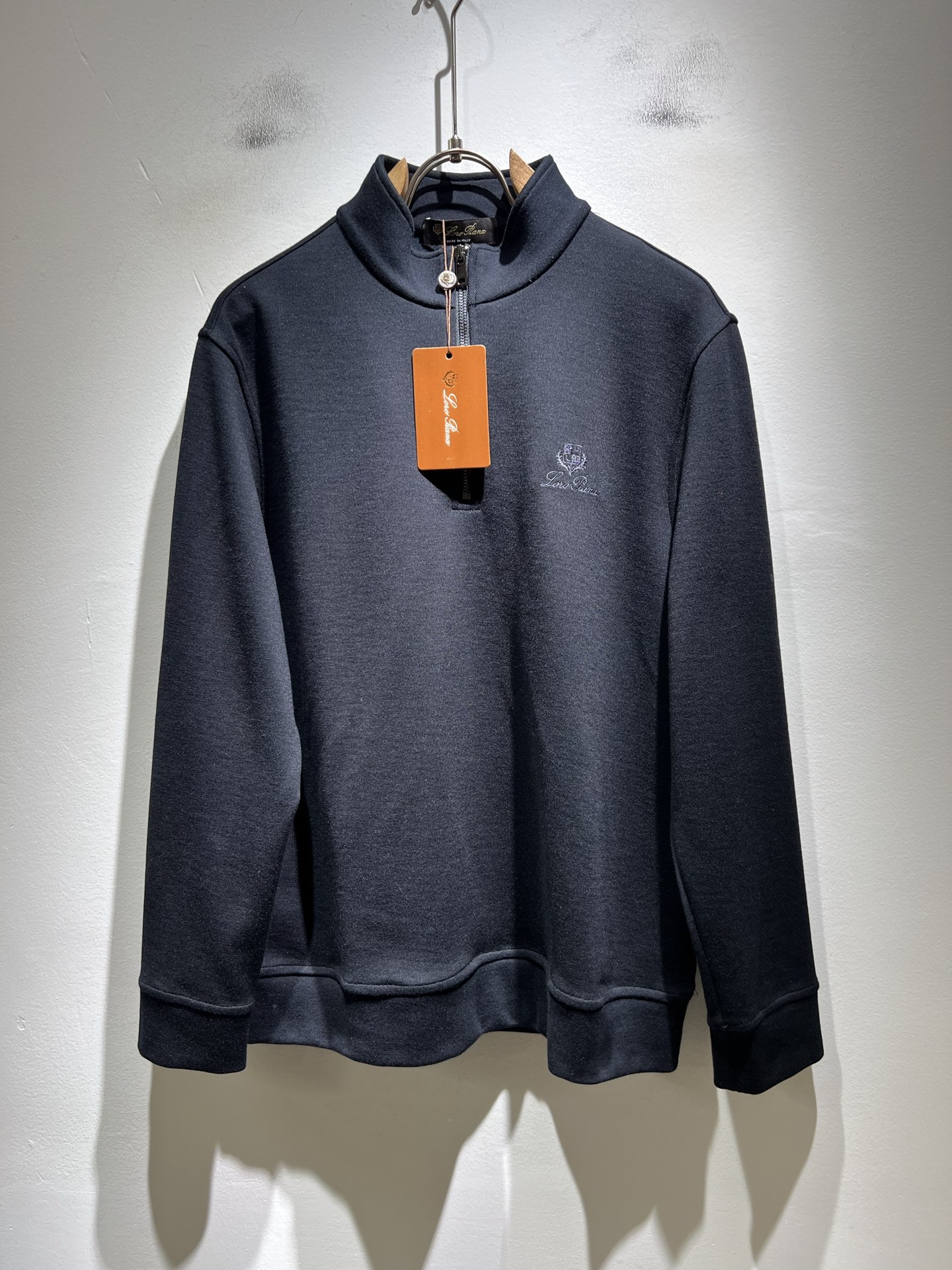 NO:657611,Loro Piana's latest trade order bottoming shirt for men in autumn and winter, all in good condition!  !  The chest is designed with logo embroidery!  Customized baby fleece fabric!  The upper body is comfortable and breathable, not stiff, and the overall body has a rich three-dimensional feel. It is a quality export order and is customized with exclusive baby velvet fabric tailoring to meet the simple needs of commuters. The upper body effect is very good, slimming, and not picky about the figure. The fabric workmanship... is impeccable. Only good craftsmanship and good fabrics can produce a good taste. It is a must-have item for everyone!  Size M-4XL,,loro piana,alexander wang19860909Loro Piana诺悠翩雅 秋冬男士最新的贸易订单打底衫,全品相！！胸前采用logo图案刺绣设计！定制婴儿绒面料！上身舒适透气,不僵硬,整体有着丰富的立体感,品质出口订单,定制专属婴儿绒面料剪裁,满足通勤人们对于着装的简约需求,上身效果很好,显瘦,不挑剔身材.面料做工....无可挑剔,好工艺好面料才能穿出好品味一款,人手必备单品！尺码M-4XL,,loro piana,alexander wang,Men's clothing