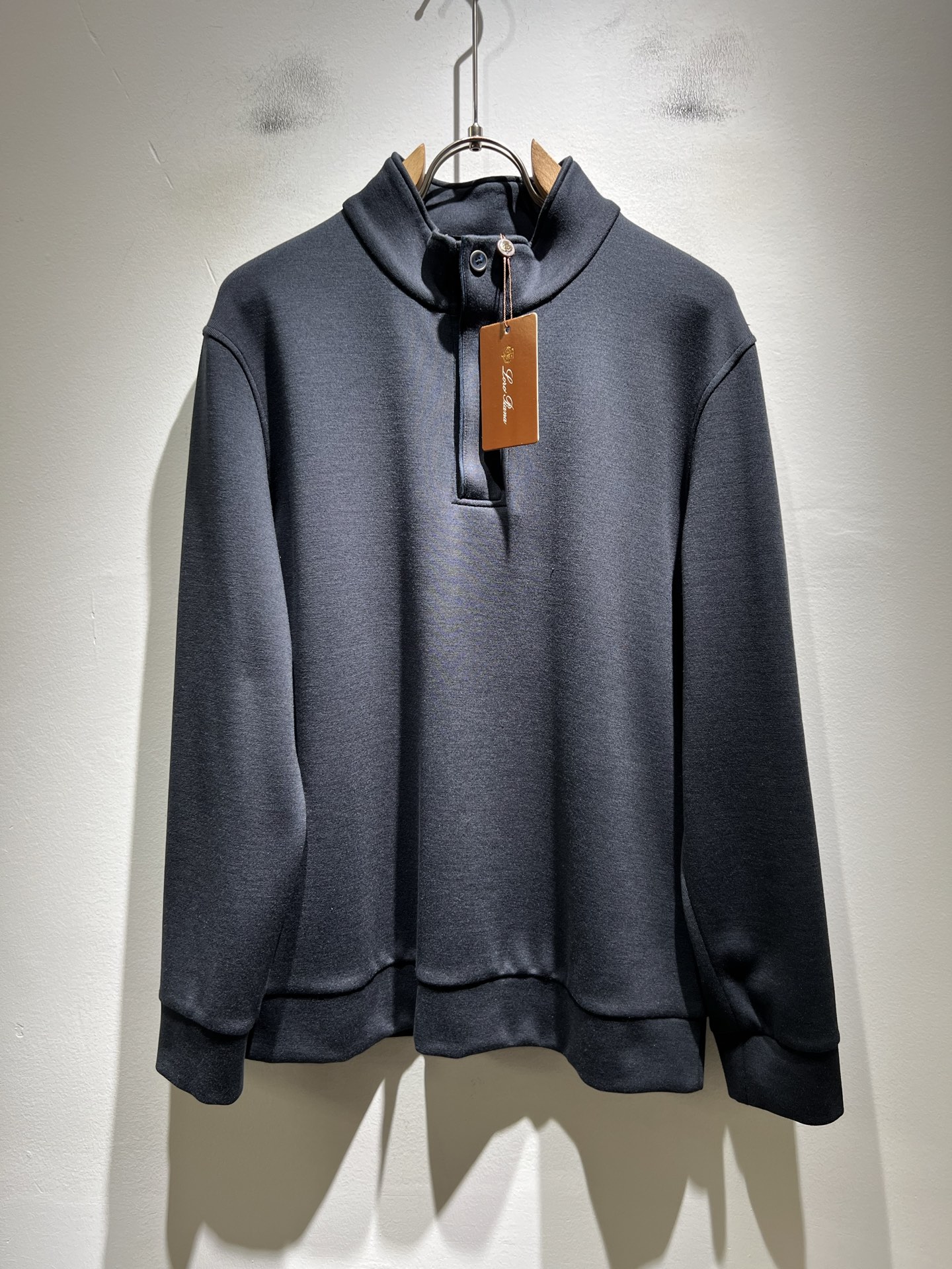 NO:657605,Loro Piana's latest trade order bottoming shirt for men in autumn and winter, all in good condition!  !  Customized baby fleece fabric!  The upper body is comfortable and breathable, not stiff, and the overall body has a rich three-dimensional feel. It is a quality export order and is customized with exclusive baby velvet fabric tailoring to meet the simple needs of commuters. The upper body effect is very good, slimming, and not picky about the figure. The fabric workmanship... is impeccable. Only good craftsmanship and good fabrics can produce a good taste. It is a must-have item for everyone!  Size M-4XL,,loro piana,alexander wang19860909Loro Piana诺悠翩雅 秋冬男士最新的贸易订单打底衫,全品相！！定制婴儿绒面料！上身舒适透气,不僵硬,整体有着丰富的立体感,品质出口订单,定制专属婴儿绒面料剪裁,满足通勤人们对于着装的简约需求,上身效果很好,显瘦,不挑剔身材.面料做工....无可挑剔,好工艺好面料才能穿出好品味一款,人手必备单品！尺码M-4XL,,loro piana,alexander wang,Men's clothing