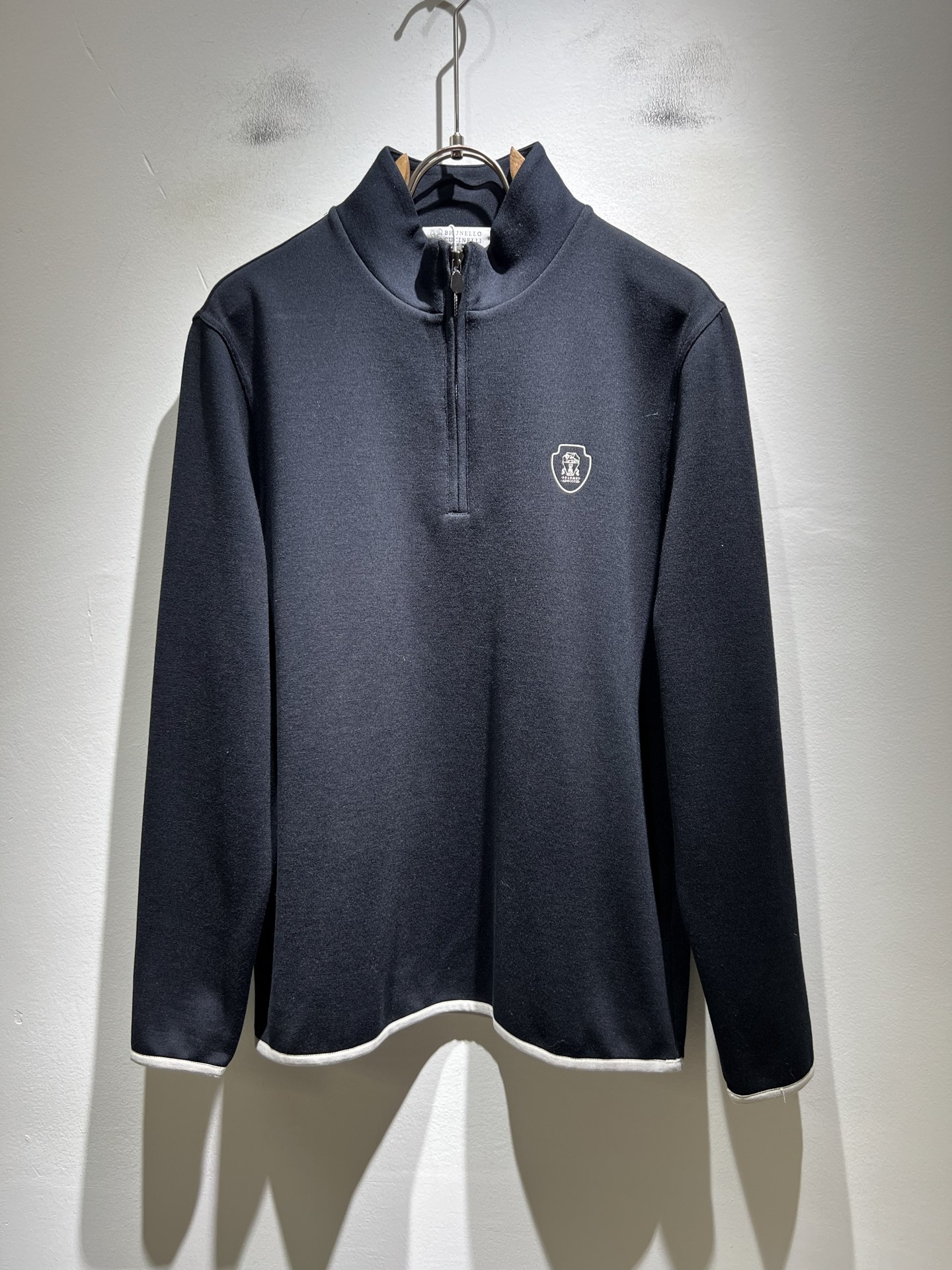 NO:682333,BC-Brunello Cucineli's new fall and winter men's long-sleeved base layer, a fashionable and versatile item that many celebrities love to wear!  It’s super good-looking. Friends who like classic simplicity must not miss this one!  The calm and elegant brand style has always been favored by the upper class! It is also the best choice for fashion items!  The upper body is so handsome, highly recommended!  !  !  The biggest attraction of this short-sleeved shirt is not only its own brand added value, but also the fact that this short-sleeved shirt is very cost-effective in terms of color matching and material!  Customized original exclusive velvet cotton fabric material design!  Eco-friendly washing, customized fabrics, and pre-shrinking treatment ensure a crisp fit. The combed cotton fabric feels super soft and smooth and absorbs sweat!  It does not deform after washing, feels comfortable and smooth, and the upper body is soft and comfortable. The classic fashionable lapel design is simple but not complicated, and it is very attractive!  Size M-4XL,, brunello cucinelli, T-shirt,19860909BC-Brunello Cucineli 秋冬新款男士长袖打底,众多明星都爱穿的时尚百搭单品！超级好看,喜欢经典简约的朋友,一定不能错过了这款！沉稳大气的品牌风格一直以来备受上层人士的青睐!也是时尚单品的不二之选！ 上身帅到爆了,强烈推荐！！！这件短袖最大的吸引力除了他本身的品牌附加值,更加肯定的是这款短袖无论在颜色搭配还是材质上都有很高的性价比！ 定制原版专属绒棉面料材质设计！环保水洗,定制面料,预缩处理,确保版型的挺括,精梳棉面料手感超柔顺滑又吸汗！洗水不变形,手感舒适顺滑,上身柔和舒适,经典的时尚翻领设计,精简不繁,很是耐看！码数M-4XL,,brunello cucinelli,T-shirt,,Men's clothing