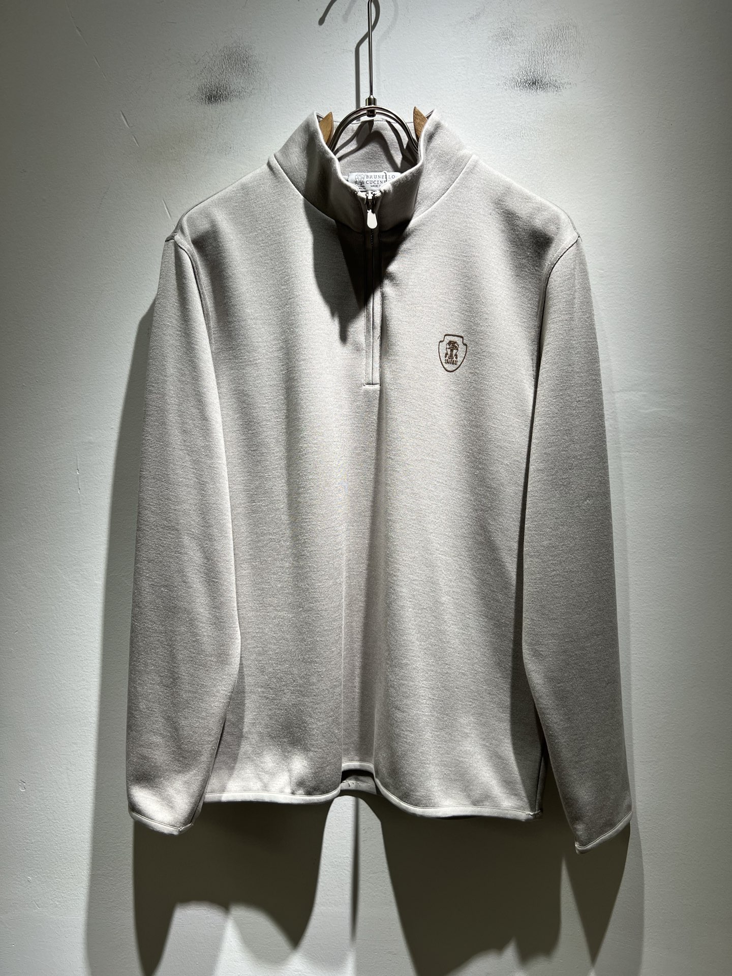 NO:657601,BC-Brunello Cucineli's new fall and winter men's long-sleeved base layer, a fashionable and versatile item that many celebrities love to wear!  It’s super good-looking. Friends who like classic simplicity must not miss this one!  The calm and elegant brand style has always been favored by the upper class! It is also the best choice for fashion items!  The upper body is so handsome, highly recommended!  !  !  The biggest attraction of this short-sleeved shirt is not only its own brand added value, but also the fact that this short-sleeved shirt is very cost-effective in terms of color matching and material!  Customized original exclusive velvet cotton fabric material design!  Eco-friendly washing, customized fabrics, and pre-shrinking treatment ensure a crisp fit. The combed cotton fabric feels super soft and smooth and absorbs sweat!  It does not deform after washing, feels comfortable and smooth, and the upper body is soft and comfortable. The classic fashionable lapel design is simple but not complicated, and it is very attractive!  Size M-4XL,, brunello cucinelli, T-shirt, alexander wang19860909BC-Brunello Cucineli 秋冬新款男士长袖打底,众多明星都爱穿的时尚百搭单品！超级好看,喜欢经典简约的朋友,一定不能错过了这款！沉稳大气的品牌风格一直以来备受上层人士的青睐!也是时尚单品的不二之选！ 上身帅到爆了,强烈推荐！！！这件短袖最大的吸引力除了他本身的品牌附加值,更加肯定的是这款短袖无论在颜色搭配还是材质上都有很高的性价比！ 定制原版专属绒棉面料材质设计！环保水洗,定制面料,预缩处理,确保版型的挺括,精梳棉面料手感超柔顺滑又吸汗！洗水不变形,手感舒适顺滑,上身柔和舒适,经典的时尚翻领设计,精简不繁,很是耐看！码数M-4XL,,brunello cucinelli,T-shirt,alexander wang,Men's clothing