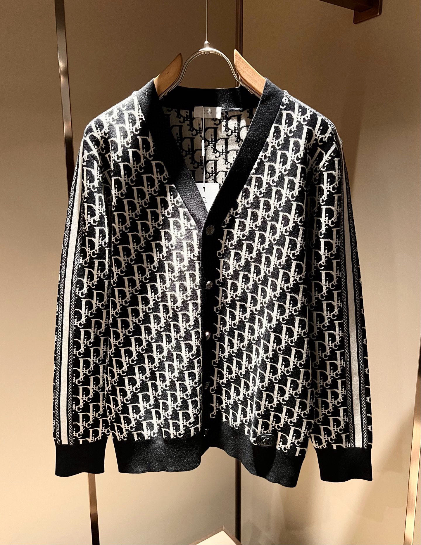 NO:655401,Dio*r Dio* men's casual knitted wool cardigan in autumn and winter is available through trading company channels and is sold simultaneously on the official website. The high-quality products most anticipated by gods and goddesses are coming, allowing you to feel what true luxury has connotation! This style is made of D's special knitted fabric, full of brand style!  The surface is clean, smooth and shiny, and the texture is clearly visible through the screen. It is your most enjoyable wearing experience! It perfectly enhances the overall sense of luxury, and you can get the high-end luxury atmosphere at a glance! The basic and conventional jacket cut, the upper body is versatile, simple and unobtrusive, and can easily cope with various occasions and environments. It is undoubtedly a must-have product for daily commuting! Sizes M～3XL,, dior, dior, jackets & coats, alexander wang19860909Dio*r迪*奥 秋冬男士休闲针织羊毛开衫,贸易公司渠道稀出,同步官网发售,男神女神最为期待的精品狠货重磅来袭,让你感受到什么叫真正的高奢有内涵!此款选用D家专用针织面料制成,满满的品牌风格！表面整洁光滑且富有光泽,质感透过屏幕都显而易 见,你最为享受的穿着体验! 完美提升了整体的奢华档次感,一眼就能Get到的高端奢华气息!基础常规的夹克版型裁剪,上身百搭简约不挑人,轻松应对各种场合与环境,属于日常通勤必备的臻品无疑!尺码M～3XL,,dior,dior,jackets & coats,alexander wang,Men's clothing