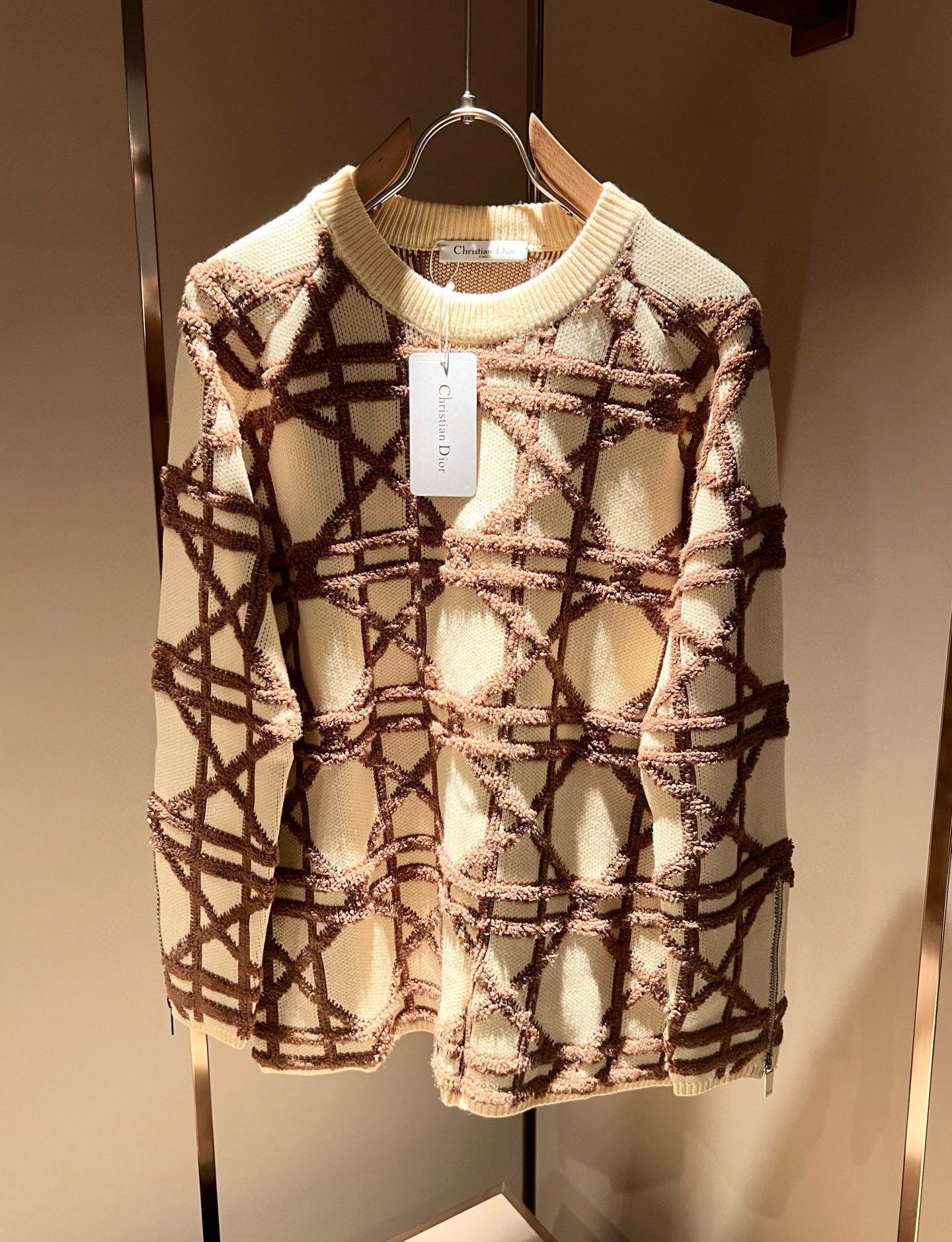 NO:655357,Dio*Dijia's new autumn and winter knitted sweaters for men and women are on sale at the same time at the counter!  Customized exclusive wool fabric, easy to match and versatile, extremely high-grade, perfectly integrated into fashion and style, a top-notch fashionable style that is perfect for outer wear!  The whole thing gives people a natural feeling!  The ultimate classic uses the latest three-dimensional plaid logo crochet design!  The ultimate heavy work, the ultimate perfection!  Fans who pursue high quality should rush to buy it by themselves, and we sincerely invite all fans who know the goods to appreciate this model together!  !  Size M-3XL,,dior,dior,alexander wang19860909Dio*迪家 秋冬新款男女同款针织羊毛衫,专柜同步发售！定制专属羊毛面料,从容百搭,档次极高,完美融入时尚还有风情感一款完美符合外穿的顶尖时髦气质款！整体给人浑然天成的感觉！极致经典采用最新立体格子logo钩织设计！极致的重工极致的完美！追求高品质的粉丝们请自行抢购,诚邀所有识货的粉丝一同鉴赏此款！！尺码M-3XL,,dior,dior,alexander wang,Men's clothing