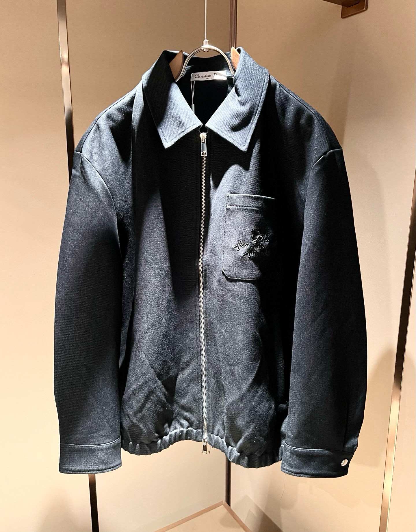 NO:655362,Dio*r men's autumn and winter casual jackets, the latest fashionable casual zipper jackets, are rarely available through trading company channels, and are sold simultaneously on the official website. The most anticipated high-quality goods by gods and goddesses are coming in a big way, allowing you to feel what true luxury has connotation! This style is made of D family's special fabrics, full of brand style!  Chest embroidery logo design!  The surface is clean, smooth and shiny, and the texture is clearly visible through the screen. It is your most enjoyable wearing experience! It perfectly enhances the overall sense of luxury and class, and you can get the high-end luxury atmosphere at a glance! The basic and conventional jacket cut, the upper body is versatile, simple and not picky, and can easily cope with various occasions and environments. It is undoubtedly a must-have product for daily commuting! Sizes M～3XL,, dior, dior, jackets & coats, jackets & coats, alexander wang19860909Dio*r迪*奥 秋冬男士休闲夹克外套,最新时尚休闲拉链夹克,贸易公司渠道稀出,同步官网发售,男神女神最为期待的精品狠货重磅来袭,让你感受到什么叫真正的高奢有内涵!此款选用D家专用面料制成,满满的品牌风格！胸前刺绣logo图案设计！表面整洁光滑且富有光泽,质感透过屏幕都显而易 见,你最为享受的穿着体验! 完美提升了整体的奢华档次感,一眼就能Get到的高端奢华气息!基础常规的夹克版型裁剪,上身百搭简约不挑人,轻松应对各种场合与环境,属于日常通勤必备的臻品无疑!尺码M～3XL,,dior,dior,jackets & coats,jackets & coats,alexander wang,Men's clothing