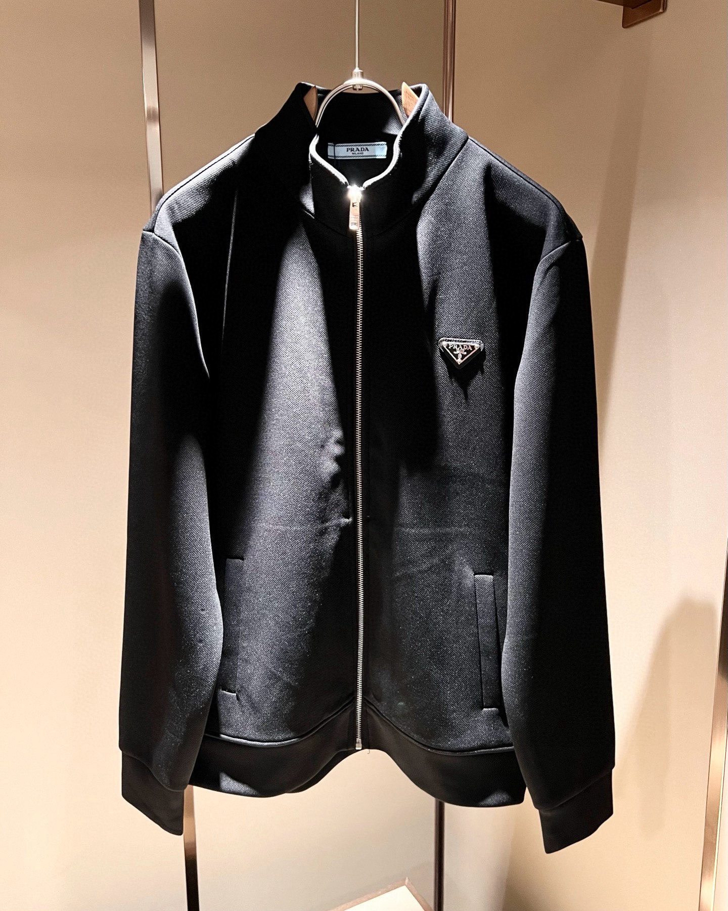 NO:655367,PPRAD*A new autumn and winter casual suits, the latest models are exclusively available on the entire network!  !  ~It is both classic and fashionable, who doesn’t love it? It shows the classic again, it is very eye-catching, and it has a low-luxury aura and recognition!  Pr*da's traditional brand concept and modern advanced technology are perfectly combined. Coupled with an extremely modern and simple design, Pr*da's exclusive logo badge design!  Customized fabrics made of 100% imported pure cotton!  The texture of this model is quite impressive. You can tell the specifications and grades at your fingertips. The level of finesse and breathability are top-notch!  Size M-3XL,,prada,alexander wang19860909PPRAD*A普*达 秋冬新款休闲套装,最新款全网独家首上！！~既经典有时尚百搭,谁不爱啊,将经典再次展现,非常的耐看,自带低奢光环与辨识度！Pr*da传统的品牌理念和现代化的先进技术进行了完美结合.加上极其现代摩登风范的简约设计,p家专属logo徽章设计！定制百分百进口纯棉的面料！此款的质感相当感人 触手便知规格档次 细腻程度与透气效果堪称顶级！尺码M-3XL,,prada,alexander wang,Men's clothing