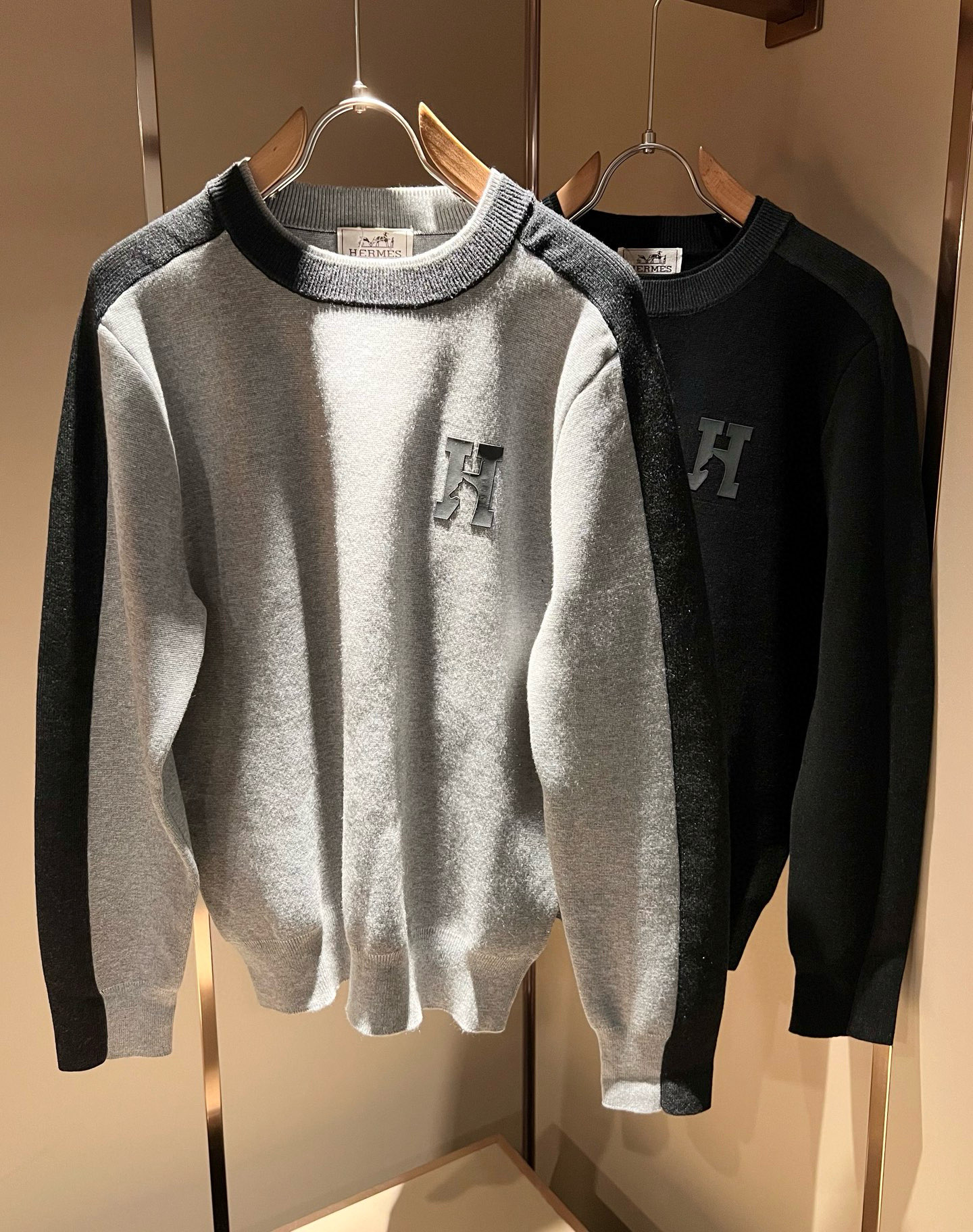 NO:655372,Her*mes' new autumn and winter men's knitted woolen sweater, a newly upgraded and versatile basic style, low-key luxury, a choice of quality!  It is made of high-quality and selected high-quality wool, with super vertical performance. It has a strong artistic sense and H logo lamination process design. The craftsmanship is meticulous and highly recognizable, showing a new brand micro-label culture!  Classic and perfect design, precise cutting. Simple and elegant style, but also able to show fashionable charm in daily leisure life. Size M-3XL,, alexander wang19860909Her*mes爱*仕秋冬新款男士针织羊毛衫,全新升级百搭基础款,低调奢华,品格之选！甄选优质精选优质羊毛打造而成,有着超强的垂直性能 艺术感极强H标志logo压胶工艺设计,工艺细致,辨识度极高,展现全新品牌微标文化！经典完美版型设计,在裁剪上精准到位.简约大气风格,又能在日常休闲生活中展现时尚魅力.尺码M-3XL,,alexander wang,Men's clothing