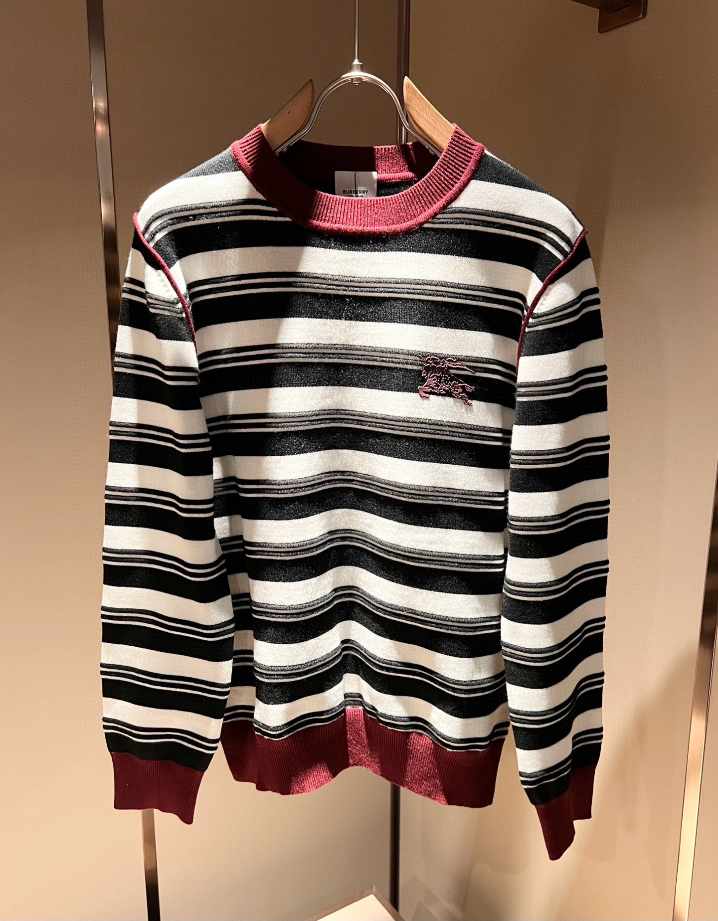 NO:655377,Bur*erry's new autumn and winter knitted wool sweater, the brand's classic design elements!  It’s neither monotonous nor complicated, just the right amount to show off your taste!  Customized wool fabrics for customers!  Glued logo design on the chest!  Comfortable and breathable are not a problem at all, and the unique luxury feel of the fabric presents a simple and elegant temperament!  Every detail is in sync with high-end fashion. Sizes: M-3XL, burberry, alexander wang19860909Bur*erry 巴*莉 秋冬新款针织羊毛衫,品牌经典设计元素！既不单调也不复杂,恰到好处的展现品味！客供定制羊毛面料！胸前压胶logo设计！舒适透气根本不在话下,面料独具的高奢感呈现简约优雅气质！每一处细节都是与高端时尚同步的体现.尺码:M-3XL,,burberry,alexander wang,Men's clothing