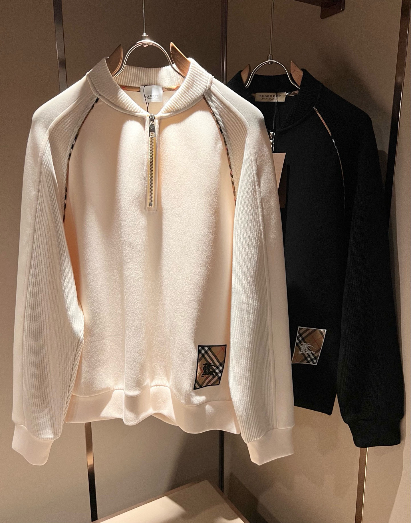 NO:655387,BURBER*Y's new autumn and winter basic casual and versatile cotton sweatshirts for men and women, same style sweatshirts for men and women!  Trading company channels are rare and available on the official website simultaneously!  Logo embroidery design on the body!  With a refreshing and clean feeling!  This T-shirt is made of imported pure cotton materials supplied by customers. B’s materials are still impeccable. It is light, soft and delicate to the touch, skin-friendly and breathable, giving you the most comfortable wearing experience!  It blends perfectly with the fabric and has no gummy feel!  Basic and regular cut, perfect for daily casual wear, don’t rush to get it!  Size M-3XL,,burberry,hoodie,sweatshirts,tees,t-shirt,alexander wang19860909BURBER*Y巴*莉 秋冬新款男女同款基础休闲百搭棉质卫衣,男女同款卫衣！贸易公司渠道稀出,同步官网发售！衣身logo刺绣设计！带有一种清爽又干净的感觉！此款T恤衫甄选客供进口纯棉材质制作而成,B家的用料上依然是无法挑剔的,轻薄柔软细腻的手感,亲肤透气、给你最极致舒爽的穿着体验！与面料完美融合为一体,没有胶质感！基础常规的版型裁剪,日常休闲着穿的完美之选,还不赶紧入手！尺码M-3XL,,burberry,hoodie,sweatshirts,tees，t-shirt,alexander wang,Men's clothing