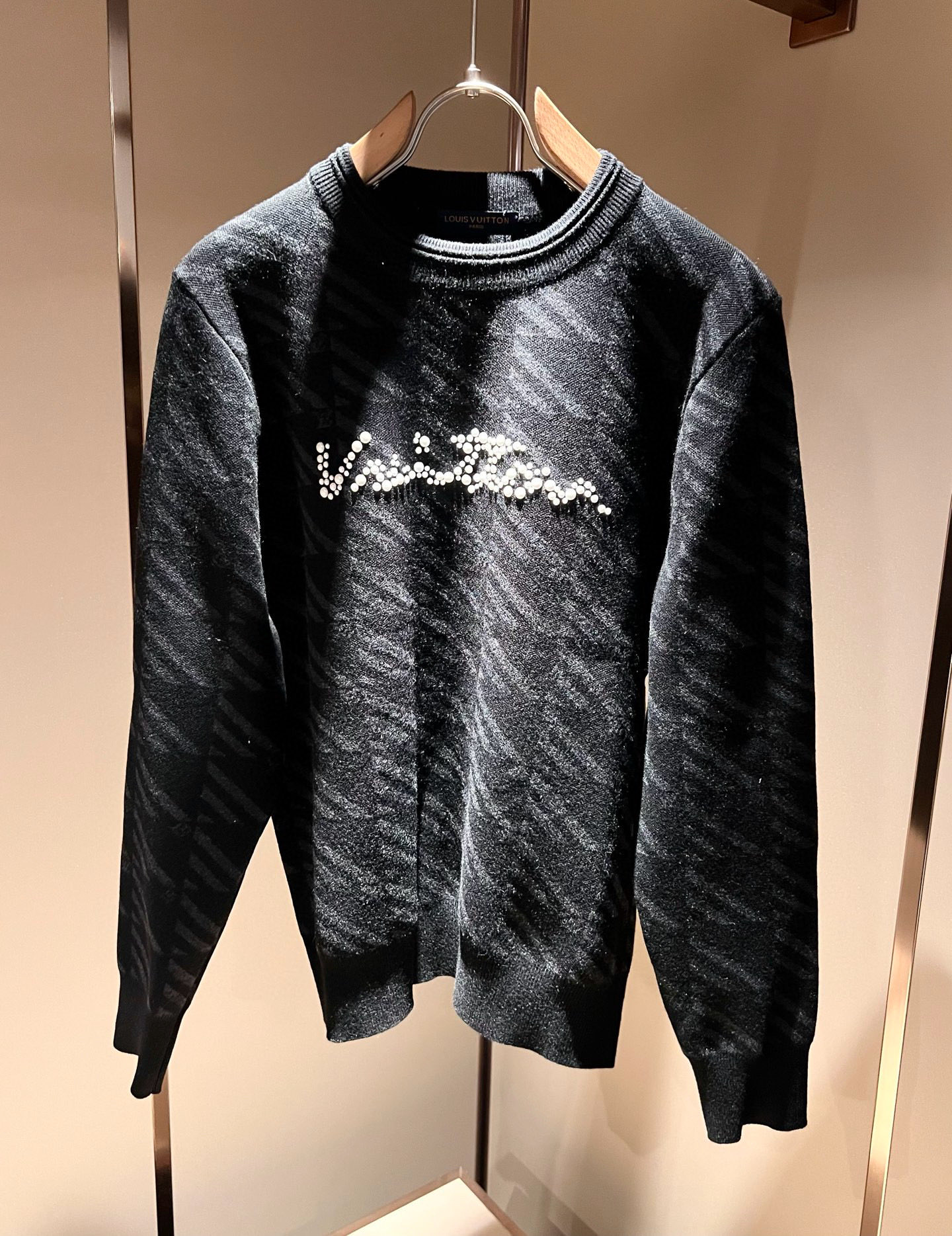 NO:655392,LouisVuitt* Louis*den's new autumn and winter knitted woolen sweater, the latest fashion trend effect, fashionable new charm, elements and modern high street style fusion 'Tianguan's work', a single product with full appearance. Knitted wool fabric is supplied to customers!  It feels smooth and delicate, and the breathability and comfort are impeccable. The simple and stylish design comes from the latest fashion techniques, including the logo and pattern laminated design!  Highlight the avant-garde unique personality. A must-have item for fashionistas to express the meticulous fashion atmosphere of the new season. Same style for men and women. Sizes M-3XL,, louis vuitton, louis vuitton, alexander wang19860909LouisVuitt*路易*登秋冬新款针织羊毛衫,最新时尚潮流效果,时尚新韵味,元素及现代潮流的高街风格融合一起的“天官之作”,颜值十足的单品.客供针织羊毛面料！手感顺滑细腻,着身的透气舒适感无可挑剔.简约时尚的版型设计来源于潮流时尚的最新手法,标志logo图案压胶设计！彰显前卫独特个性.时尚达人的必备单品表达全新季度一丝不苟的时尚气息.男女同款.尺码M-3XL,,louis vuitton,louis vuitton,alexander wang,Men's clothing