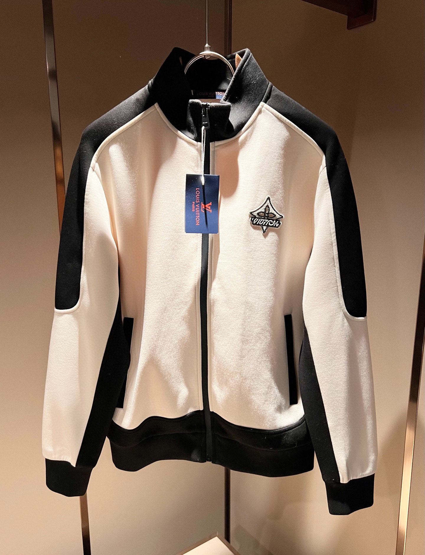 NO:655402,A new series of LouisVuitt* Louis*den sweatshirts is online. It is a very fashionable and avant-garde sweatshirt for men and women, decorated with logo and pattern laminated technology!  It is different from the past and declares the design concept that the brand has inherited for many years!  Its eye-catching appeal is no less than any classic style, perfectly presenting the sense of fashion, high-end and luxury to the world!  It is made of imported 100% cotton material supplied by customers. It is made of selected high-quality pure cotton fabric. It feels soft and skin-friendly and delicate. The actual product will definitely exceed your imagination. It is extremely comfortable and breathable. Even if you sweat profusely, you will not feel greasy or stuffy. It maximizes sweat wicking and moisture absorption!  Size M-3XL,,louis vuitton,louis vuitton,hoodie,sweatshirts,alexander wang19860909LouisVuitt*路易*登 卫衣全新系列单品上线,非常时髦前卫的一款男女同款卫衣,标识logo图案压胶工艺修饰！区别于以往的不同,宣示品牌传承多年的设计理念！其吸睛度完全不亚于任何经典款式,将时髦高级感与奢华感完美呈现在世人眼前！客供进口全棉材质制成,精选优质g纯棉面料,触感软糯亲肤细腻,实物到手绝对超乎你的想象,贴身无比舒适透气,即便是汗流浃背也不会有腻身及闷热感可言,将排汗吸湿性发挥到了极致！尺码M-3XL,,louis vuitton,louis vuitton,hoodie,sweatshirts,alexander wang,Men's clothing