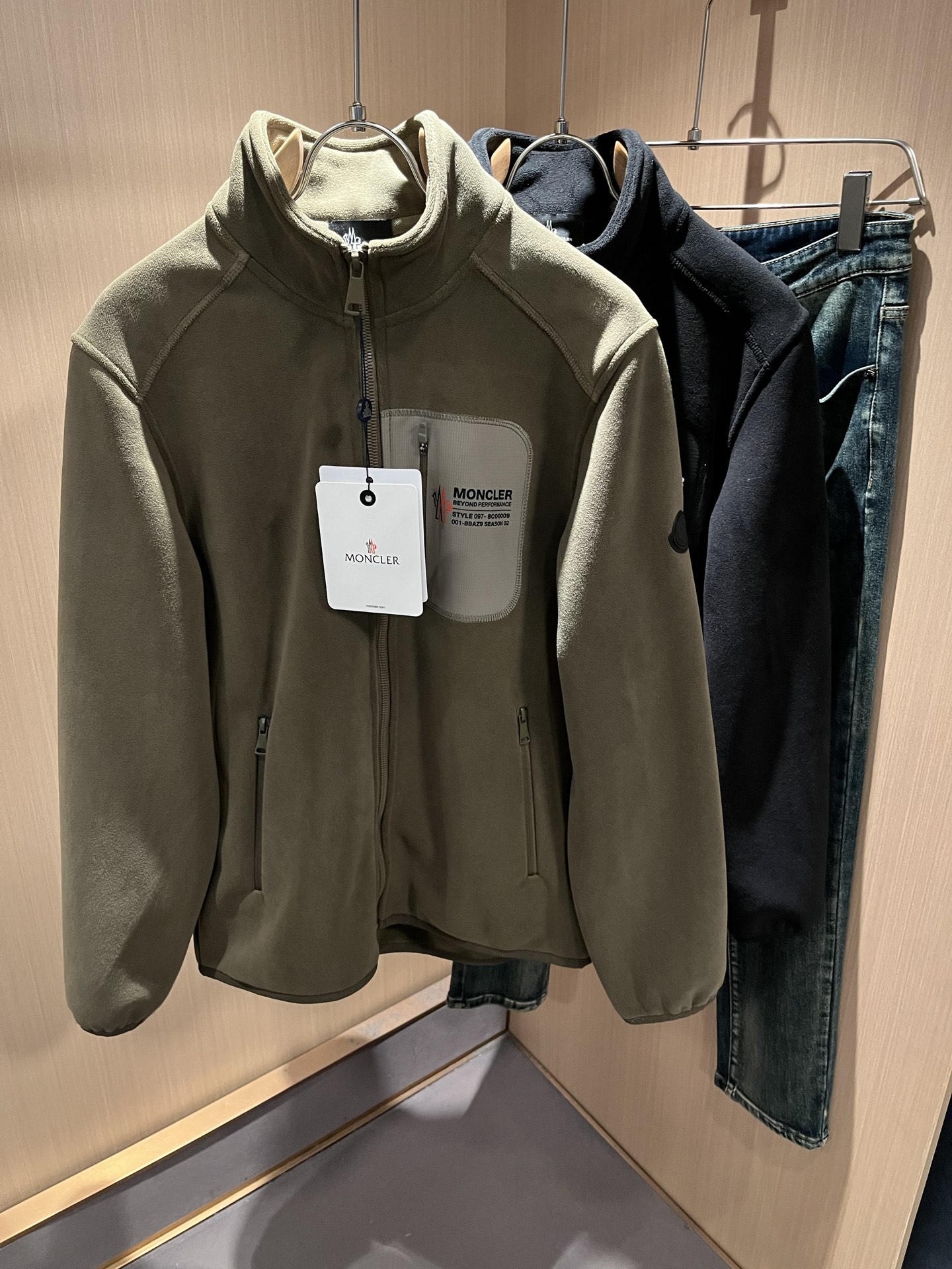 NO:657553,MONCL*R Meng*kou autumn and winter polar fleece jacket for men and women, polar fleece warm jacket!  Created as an iteratively updated technology series that responds to the core content of the 21st century ideology. I won’t go into details. The outer layer of the counter is made of polar fleece. The anti-leak velvet is waterproof and windproof, which can be called a holy product!  Nanotechnology fabric with high electrical conductivity is beneficial to body temperature regulation!  Soft and comfortable, simple design suitable for any age group. Same style for men and women. Sizes: L-4XL, jackets & coats, alexander wang19860909MONCL*R 蒙* 口 秋冬男女同款摇粒绒外套,摇粒绒保暖外套！打造为迭代更新的科技系列,回应21世纪意识形态的核心内容.细节方面我就不多讲了,柜台外层采用摇粒绒制成.防漏绒防水防风,可谓圣品！高导电能力的纳米技术织物,有利于体温调节！软糯舒适,适宜任何年龄段的简单设计.男女同款.尺码:L-4XL,,jackets & coats,alexander wang,Men's clothing