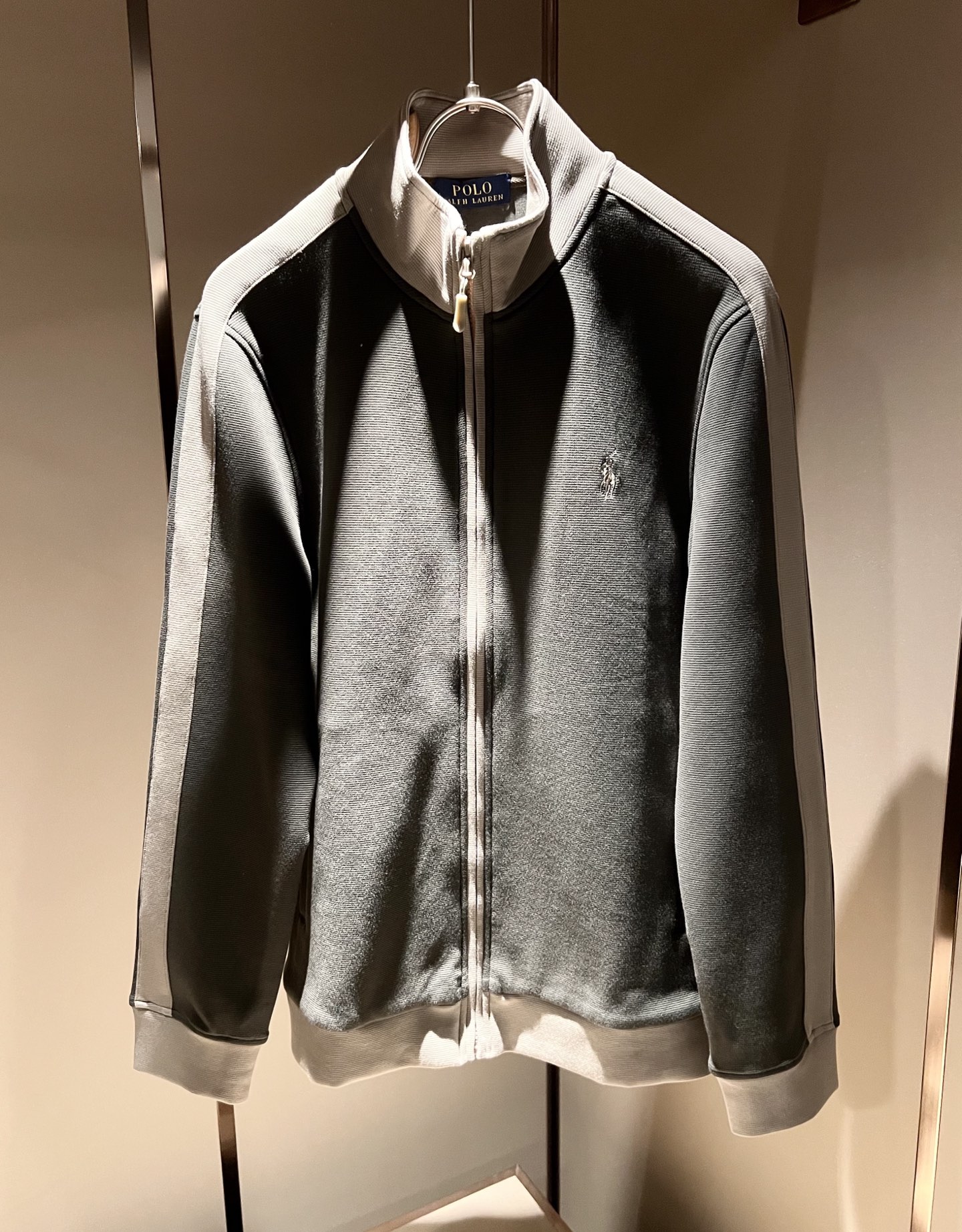 NO:657617,Paul POLOSPORT's new autumn and winter men's casual suits, there are many simple solid color fashion models. Many design masters have an inseparable feeling for solid colors. This is a tribute to tradition and a nostalgia for the mood~ In fact, the nostalgia of the design also determines the tone of the work. The work I am going to talk about today is a new work brought by~~ It can be said to be a style work that can be used for business or leisure. It has a simple iconic logo embroidery design on the chest!  The exquisite workmanship is worthy of careful consideration. It can be said that it is an extremely accurate setting of simple style. A simple and casual tone is very accurate. The imported pure cotton fabric is soft and comfortable. The workmanship is impeccable. It is not monotonous and looks more high-end. It originally exudes a fashionable temperament. Coupled with its soft and comfortable fabric, the wearing experience of the whole piece is taken to a higher level~ The control of style and tone is very accurate!  !  The first choice for shopping~~ Exclusive on the entire network, sizes M-4XL,, alexander wang19860909保罗POLOSPORT 秋冬新款男士休闲套装,简约纯色时尚款不乏有许多设计大咖们都对于纯色都有着难以割舍的情怀.这是一种对于传统的致敬,也是一种对于情调的怀旧~其实,设计的怀旧感很大部分也决定了作品的基调.今天要说的这件作品,就是由带来的新作~~可以说是一件可商务可休闲的风格作品.胸前简单标志性logo刺绣设计！精致的做工值得细品,可以说是一次极为准确的简洁风定调.一种简洁&休闲的基调已经十分准确了.进口纯棉面料,质地柔软舒适.做工无可挑剔.不单调的同时更显高端.本来散发的就是一种时尚的气质,再加上其柔软舒适的面料,整件作品的穿搭体验,更上一层楼~对于风格的把控以及基调的石锤,更是非常只准确！！剁手首选好吧~~全网独家,尺码M-4XL,,alexander wang,Men's clothing