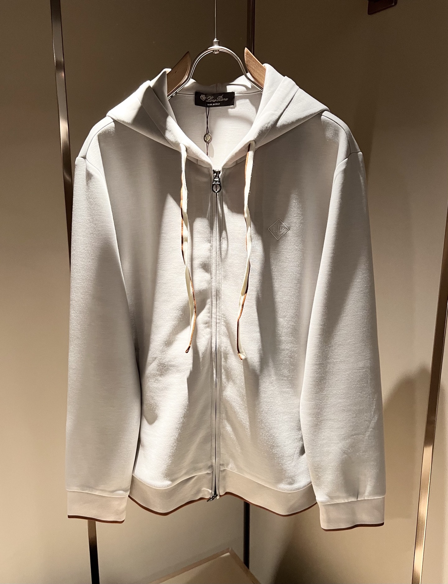 NO:657623,Loro Piana autumn and winter men's suits, the latest trade orders in full condition!  !  Internet celebrity model!  The upper body is comfortable and breathable, not stiff, and the whole body has a rich three-dimensional sense. Quality export order, customized exclusive pure cotton fabric tailoring, and logo embroidery design on the chest!  It meets the simple needs of commuters for dressing. The upper body effect is very good, slimming, and not picky about the figure. The fabric workmanship is impeccable. Only good craftsmanship and good fabrics can make you wear a good taste. It is a must-have item for everyone!  Size M-4XL,,loro piana,alexander wang19860909Loro Piana诺悠翩雅 秋冬男士套装,最新的贸易订单全品相！！网红款！上身舒适透气,不僵硬,整体有着丰富的立体感,品质出口订单,定制专属纯棉面料剪裁,胸前logo图案刺绣设计！满足通勤人们对于着装的简约需求,上身效果很好,显瘦,不挑剔身材.面料做工....无可挑剔,好工艺好面料才能穿出好品味一款,人手必备单品！尺码M-4XL,,loro piana,alexander wang,Men's clothing