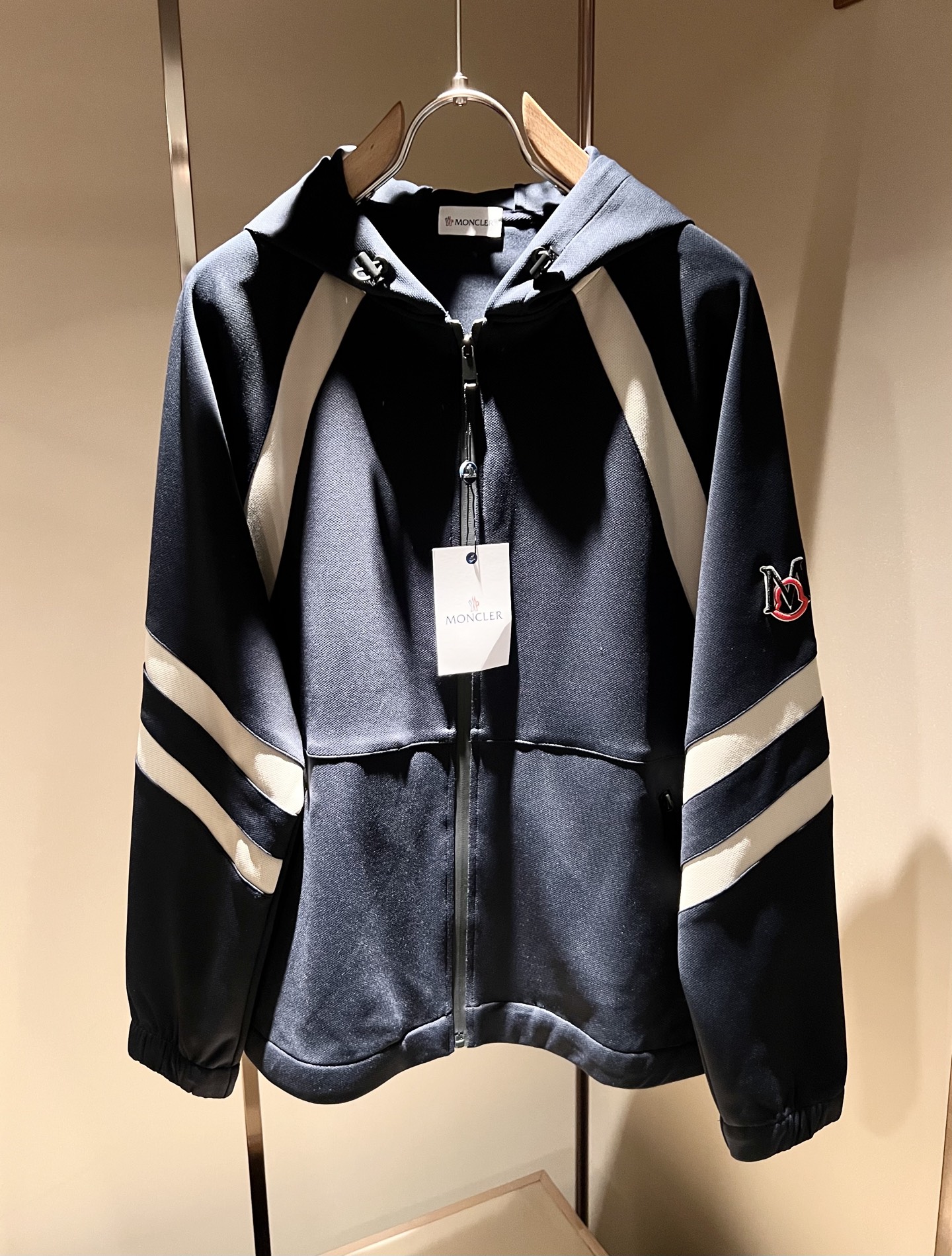 NO:657629,Moncl*r Men's new autumn and winter casual suits!  This year's new counter product, men's super soft fabric is cool and popular, fashionable and urban versatile, customized pure cotton fabric!  It has a light luster, a unique texture, and a soft and smooth hand feel. It is not a product that can be compared with ordinary fabrics. It has a very attractive design, liningless inseam binding technology, and the details are in place. The fabric is very difficult to make, and it requires a lot of attention to technology. The details determine the high-end. Minimalist design elements of the season, a must-have item for trendy men, perfect slim fit, highly recommended!  Size M-4XL,,alexander wang19860909Moncl*r蒙*口 秋冬新款男士休闲套装！今年的专柜新品,男士超软面料帅酷爆款 时尚都市百搭款,定制纯棉面料！淡淡光泽,质感独特,手感柔嫩顺滑,不是一般面料所能对比的产品.非常极具魅力的设计,无里布内缝包边工艺,细节非常到位,面料做出来非常有难度,要非常讲究技术的一款,细节决定高端.极简当季的设计元素,潮男必备单品,完美修身版型,强烈推荐！尺码M-4XL,,alexander wang,Men's clothing