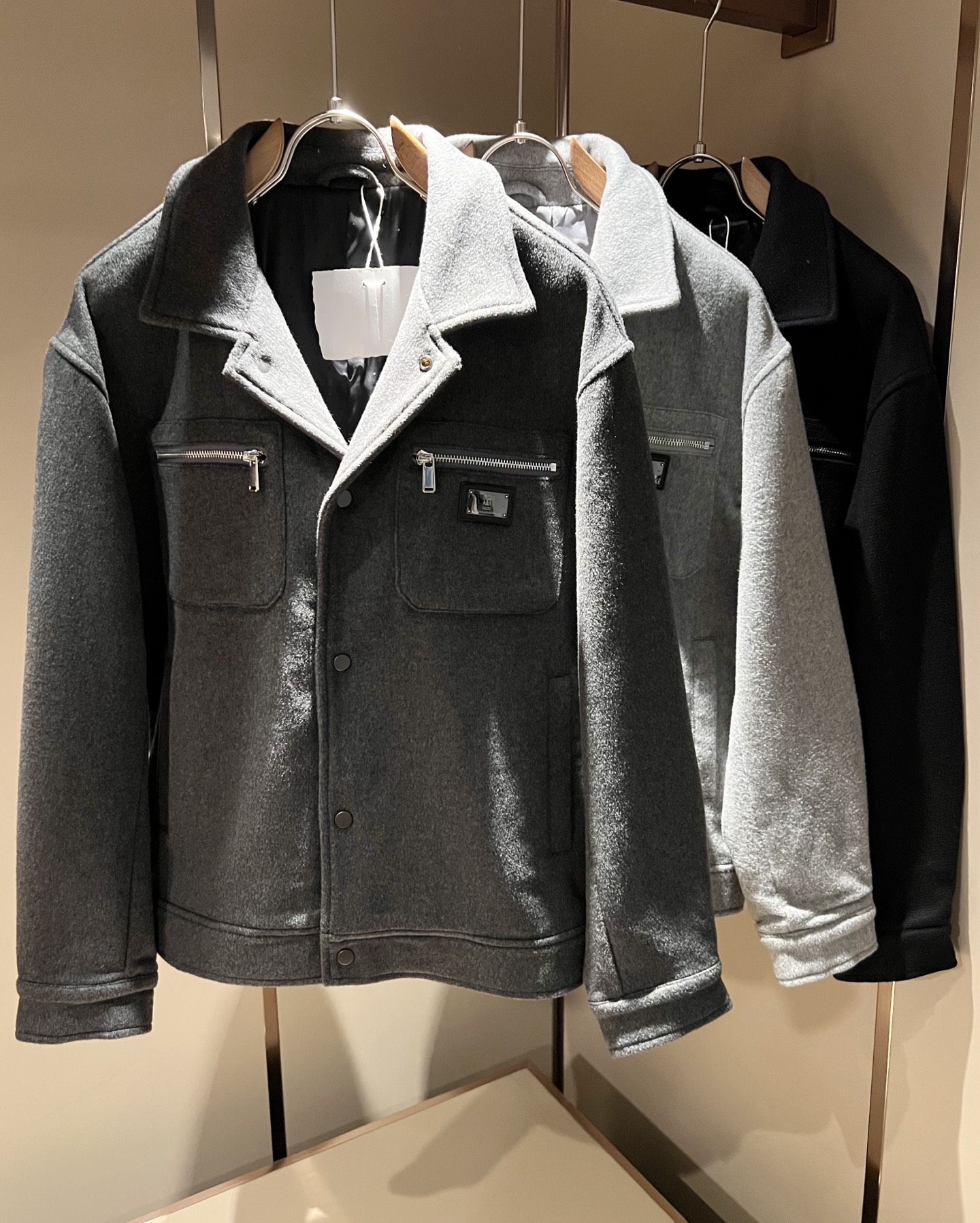 NO:657635,Loro Piana's new autumn and winter men's casual jackets, orders from foreign trade companies!  Made of woolen material supplied by customer, with logo leather hardware design on the chest!  One of the classic proprietary fabrics!  The texture is light, soft and delicate to the touch, but the shape is straight and stylish!  It adopts a multi-layer structure and is windproof. The pockets are decorated with details, which is the ultimate luxury... Perfect interpretation of high-quality appearance. Customized original hardware is provided!  Size M-3XL,,loro piana,jackets & coats,jackets & coats,alexander wang19860909Loro Piana诺悠翩雅 秋冬新品男士休闲夹克外套,外贸公司订单！客供羊毛呢材质,胸前logo皮革五金设计！经典的专有织物之一！ 质地轻盈、触感又柔软细腻、但型态又笔挺有型！ 采用多层结构、具备防风性能. 口袋饰有细节、奢华极致… 完美演绎高品质品相.客供定制原版五金！尺码M-3XL,,loro piana,jackets & coats,jackets & coats,alexander wang,Men's clothing