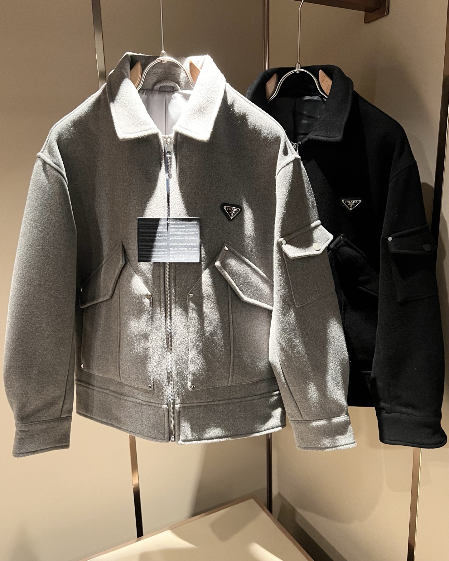 NO:657649,PRAD*A autumn and winter casual woolen jackets, the latest fashionable casual suits, are rarely available through trading company channels, and are sold simultaneously on the official website. The most anticipated high-quality goods by male idols are coming, allowing you to feel what real luxury has connotation! This jacket is made of P's professional custom-made woolen fabrics. The surface is neat, smooth and shiny, and the texture is obvious through the screen. The upper body is comfortable, light and not stuffy, and has an exquisite triangle logo design!  It perfectly enhances the overall sense of luxury and class, and you can get the high-end luxury atmosphere at a glance! The basic and conventional jacket cut, the upper body is versatile, simple and unobtrusive, and can easily cope with various occasions and environments. It is undoubtedly a must-have product for daily commuting! Sizes M-3XL,, prada, jackets & coats, jackets & coats, alexander wang19860909PRAD*A普*达 秋冬休闲羊毛呢夹克外套,最新时尚休闲西服套装,贸易公司渠道稀出,同步官网发售,男神最为期待的精品狠货重磅来袭,让你感受到什么叫真正的高奢有内涵!此款夹克外套选用了P家专业定制羊毛呢面料制成,表面整洁光滑且富有光泽,质感透过屏幕都显而易 见,上身舒适轻盈不闷热,精致三角logo设计！完美提升了整体的奢华档次感,一眼就能Get到的高端奢华气息!基础常规的夹克版型裁剪,上身百搭简约不挑人,轻松应对各种场合与环境,属于日常通勤必备的臻品无疑! 尺码M-3XL,,prada,jackets & coats,jackets & coats,alexander wang,Men's clothing