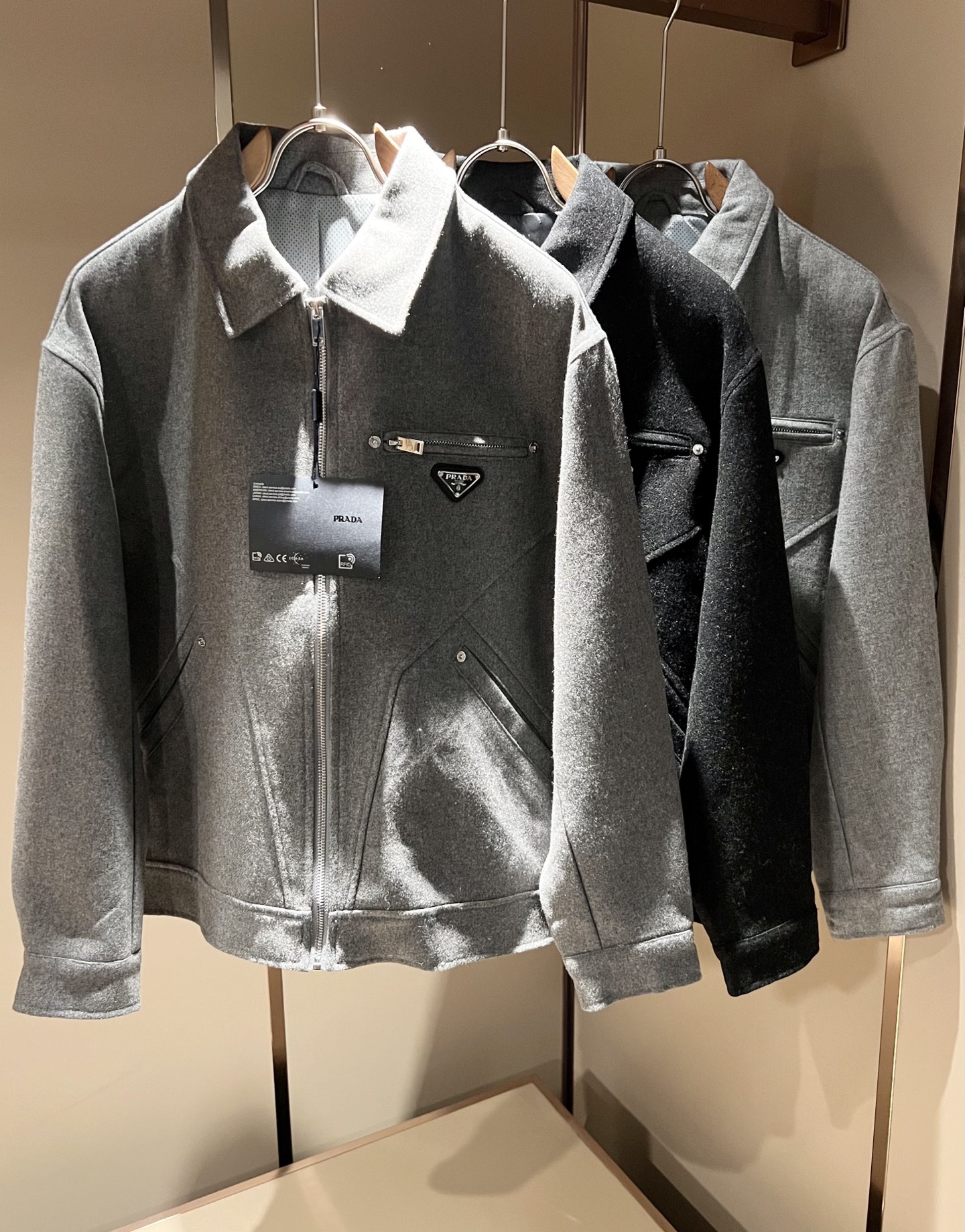 NO:657639,PRAD*A autumn and winter casual woolen jackets, the latest fashionable casual suits, are rarely available through trading company channels, and are sold simultaneously on the official website. The most anticipated high-quality goods by male idols are coming, allowing you to feel what real luxury has connotation! This jacket is made of P's professional custom-made woolen fabrics. The surface is neat, smooth and shiny, and the texture is obvious through the screen. The upper body is comfortable, light and not stuffy, and has an exquisite triangle logo design!  It perfectly enhances the overall sense of luxury and class, and you can get the high-end luxury atmosphere at a glance! The basic and conventional jacket cut, the upper body is versatile, simple and unobtrusive, and can easily cope with various occasions and environments. It is undoubtedly a must-have product for daily commuting! Sizes M-3XL,, prada, jackets & coats, jackets & coats, alexander wang19860909PRAD*A普*达 秋冬休闲羊毛呢夹克外套,最新时尚休闲西服套装,贸易公司渠道稀出,同步官网发售,男神最为期待的精品狠货重磅来袭,让你感受到什么叫真正的高奢有内涵!此款夹克外套选用了P家专业定制羊毛呢面料制成,表面整洁光滑且富有光泽,质感透过屏幕都显而易 见,上身舒适轻盈不闷热,精致三角logo设计！完美提升了整体的奢华档次感,一眼就能Get到的高端奢华气息!基础常规的夹克版型裁剪,上身百搭简约不挑人,轻松应对各种场合与环境,属于日常通勤必备的臻品无疑! 尺码M-3XL,,prada,jackets & coats,jackets & coats,alexander wang,Men's clothing